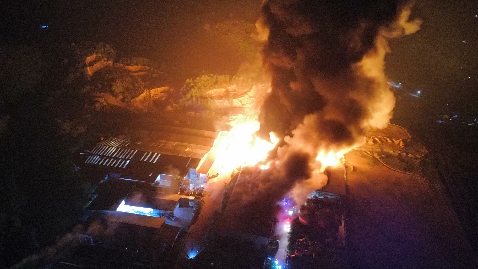 L&agrave;o Cai: Ch&aacute;y lớn k&egrave;m nhiều tiếng nổ tại khu nh&agrave; xưởng ở cụm c&ocirc;ng nghiệp &Acirc;u L&acirc;u- Ảnh 1.
