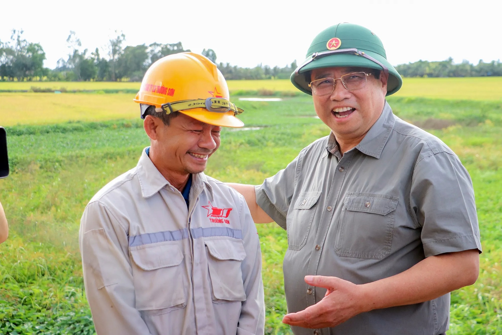 Nắng lửa, mưa dầm, c&ocirc;ng nh&acirc;n vẫn b&aacute;m trụ c&ocirc;ng trường cao tốc miền T&acirc;y- Ảnh 1.