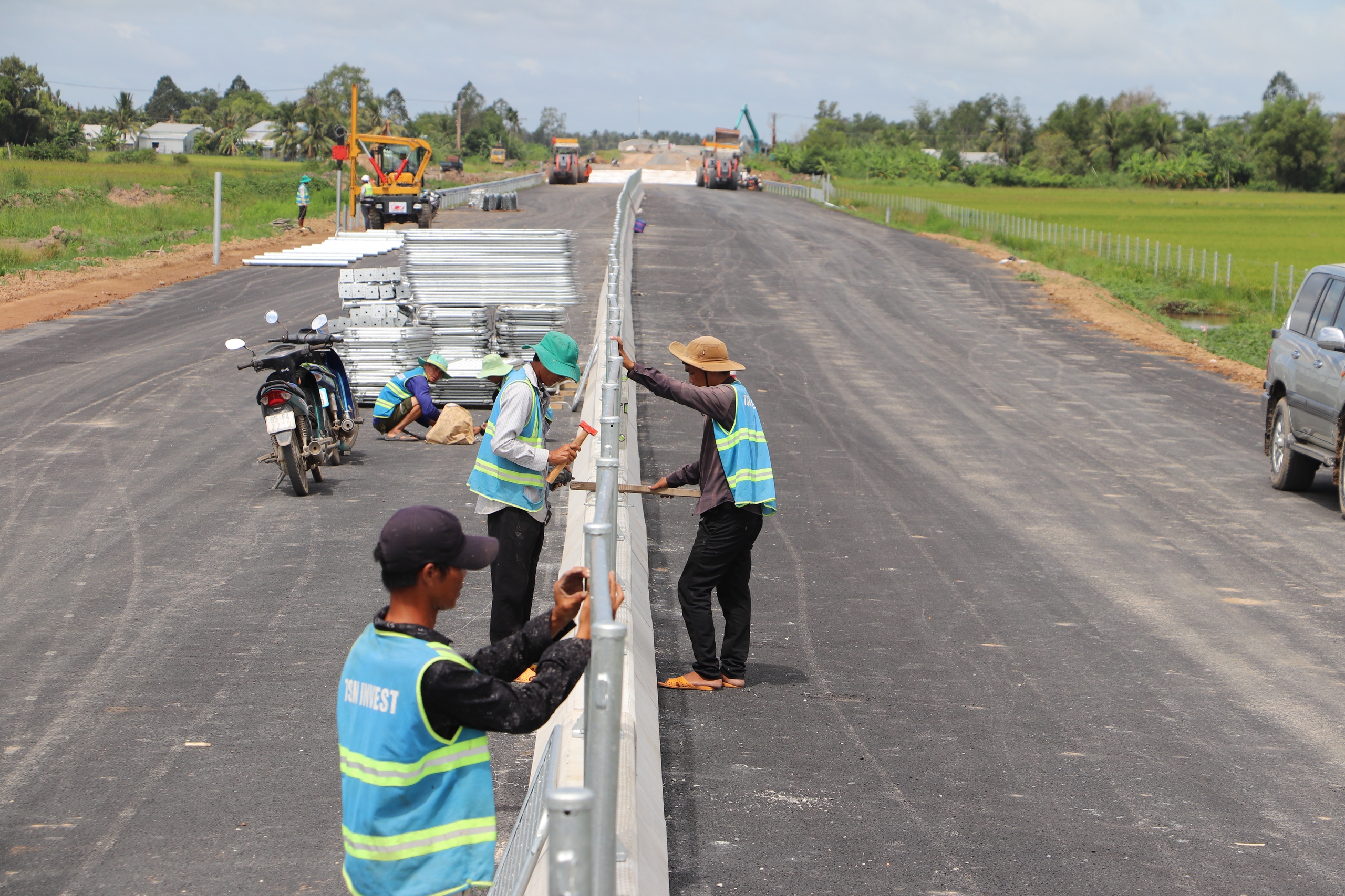 Nắng lửa, mưa dầm, c&ocirc;ng nh&acirc;n vẫn b&aacute;m trụ c&ocirc;ng trường cao tốc miền T&acirc;y- Ảnh 7.