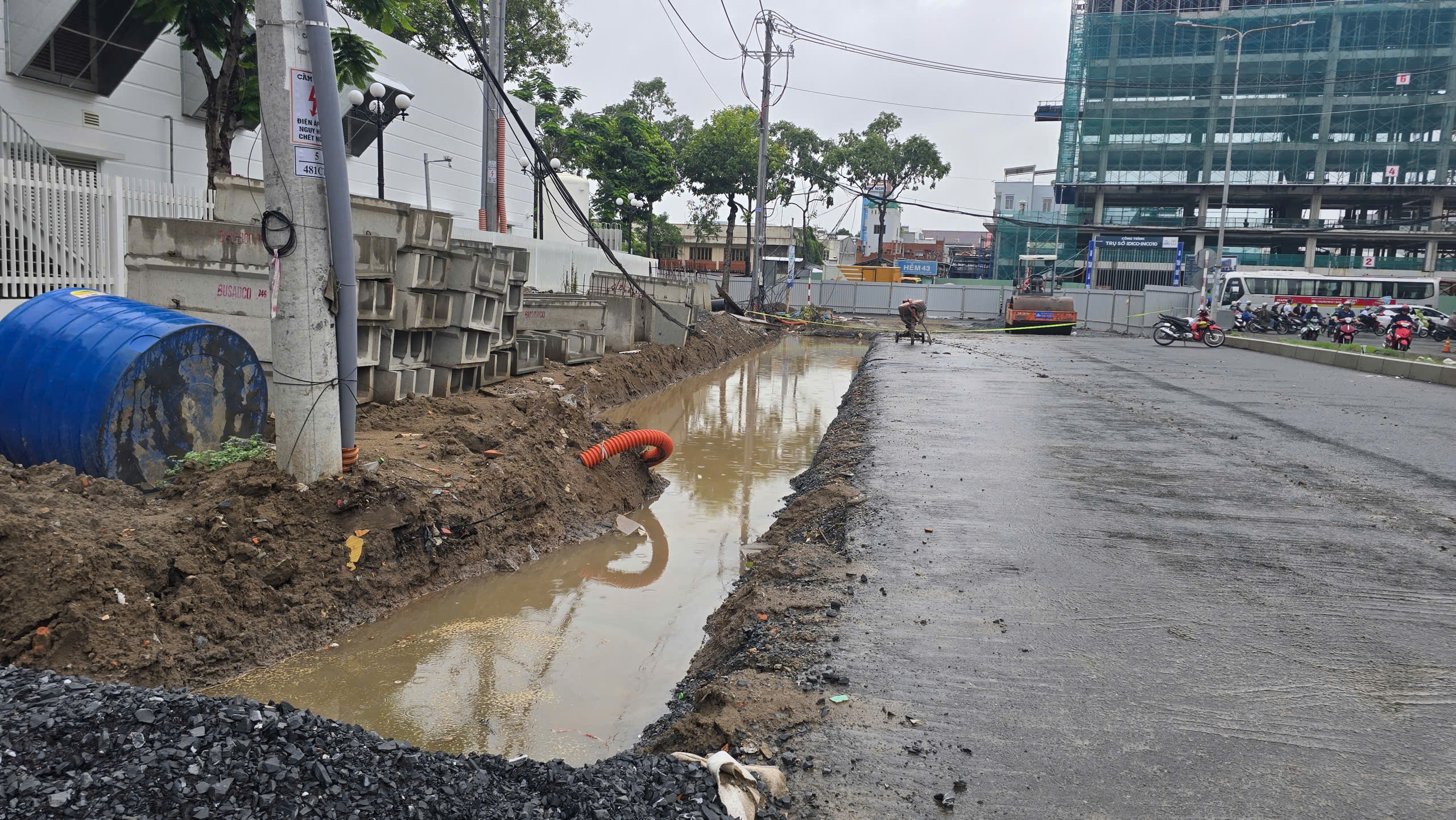 Người dân bức xúc vì tuyến đường hơn 500m nội ô Cần Thơ thi công ì ạch- Ảnh 2.