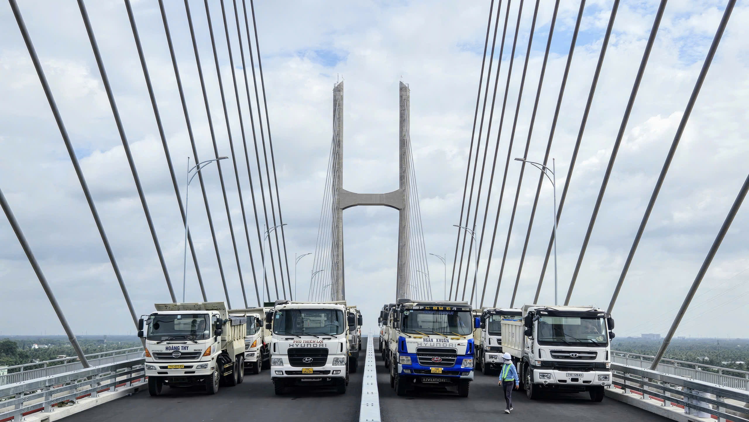 Huy động xe tải trọng 25-30 tấn thử tải cầu rạch Miễu 2- Ảnh 1.