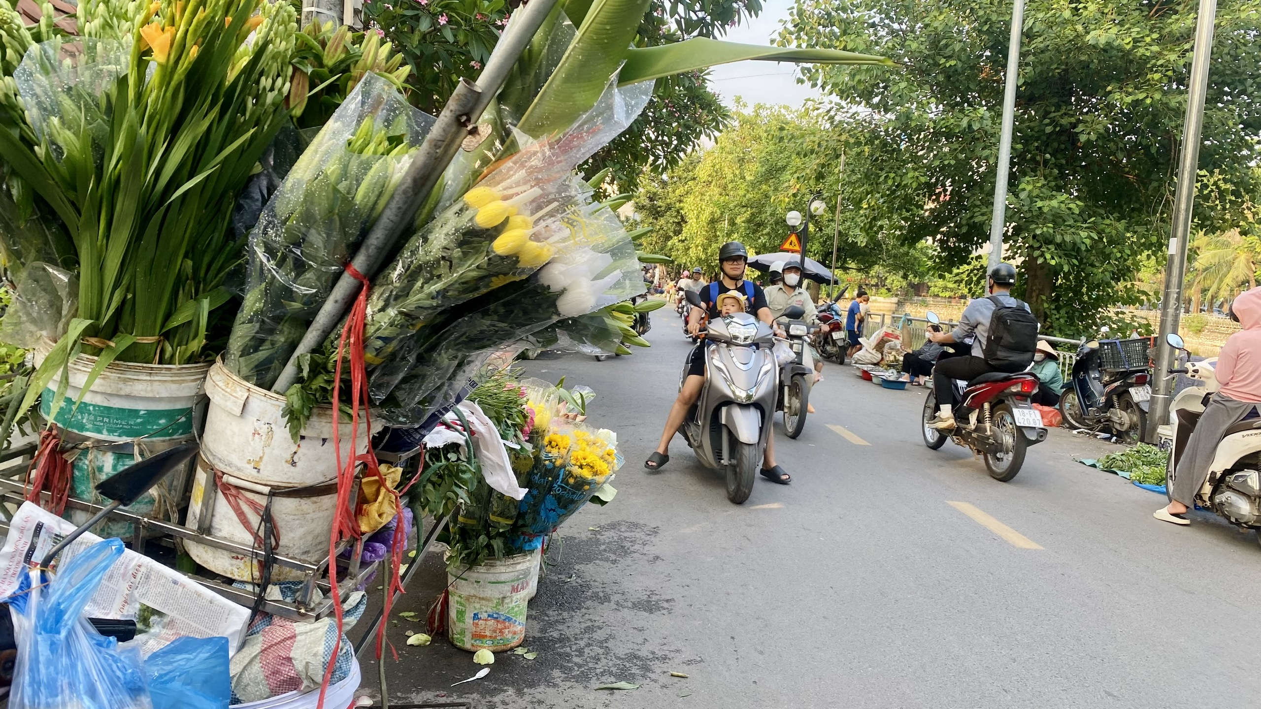 Bao giờ dẹp được chợ c&oacute;c, chợ tạm tr&ecirc;n địa b&agrave;n H&agrave; Nội?- Ảnh 2.