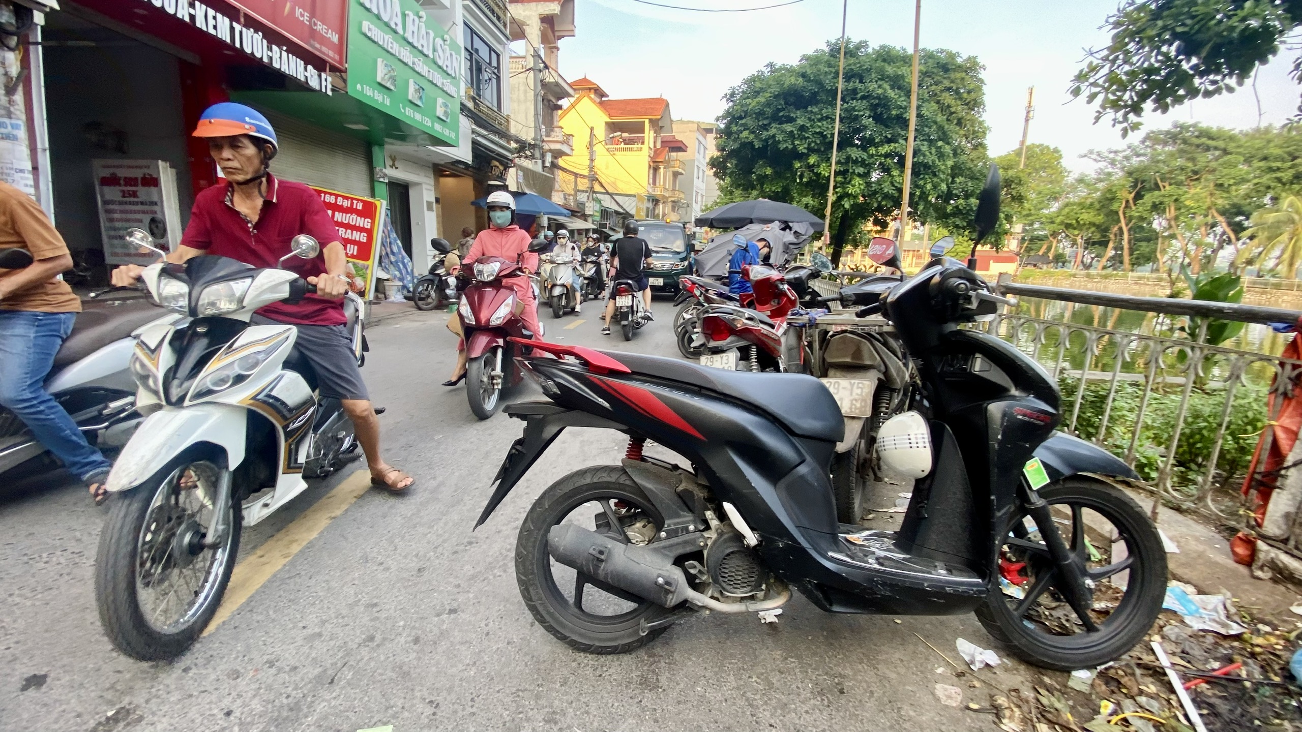 Bao giờ dẹp được chợ c&oacute;c, chợ tạm tr&ecirc;n địa b&agrave;n H&agrave; Nội?- Ảnh 6.