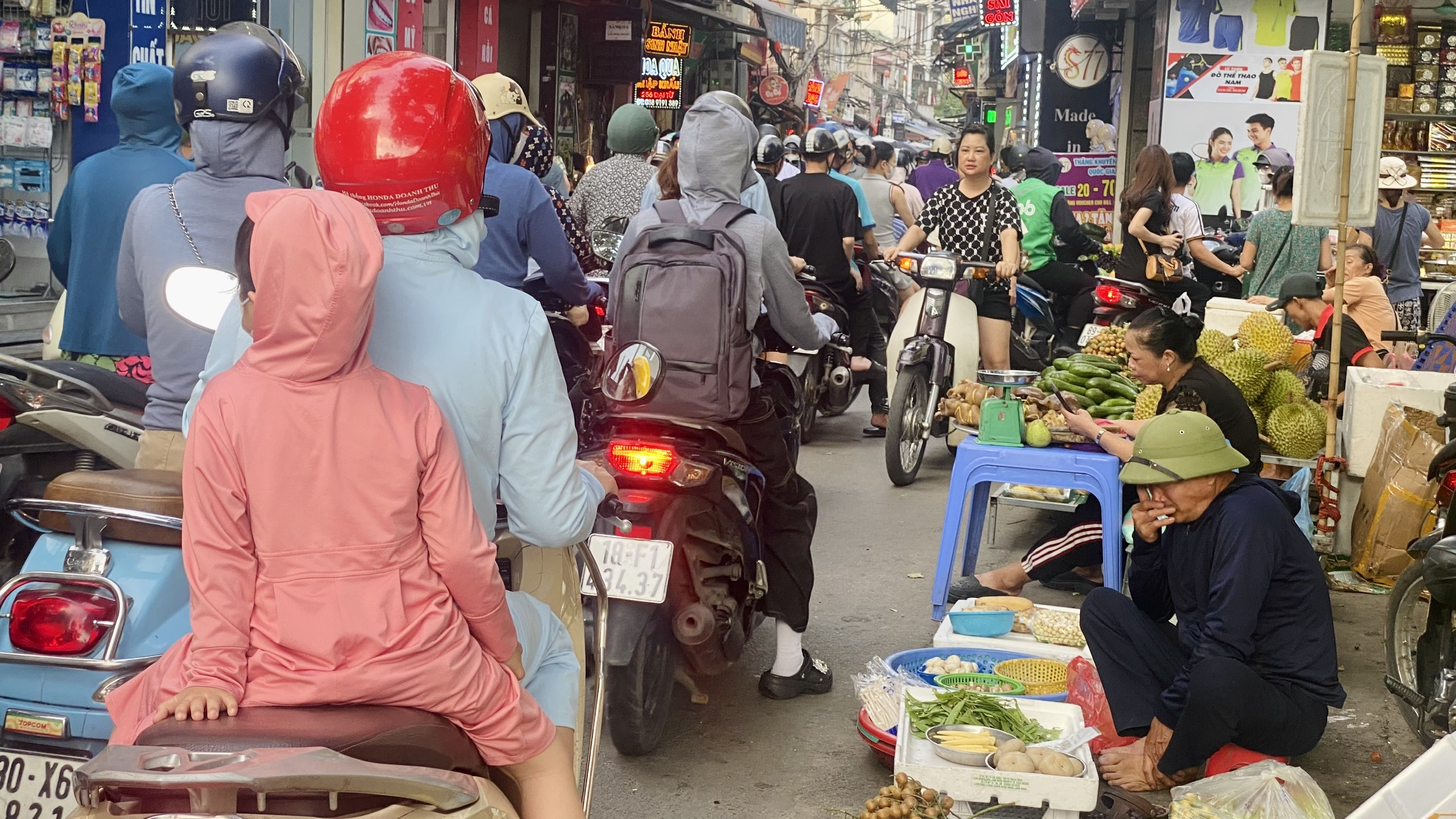 Bao giờ dẹp được chợ c&oacute;c, chợ tạm tr&ecirc;n địa b&agrave;n H&agrave; Nội?- Ảnh 1.