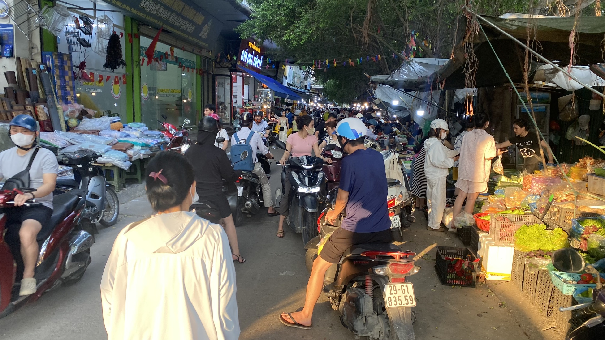 Bao giờ dẹp được chợ c&oacute;c, chợ tạm tr&ecirc;n địa b&agrave;n H&agrave; Nội?- Ảnh 12.