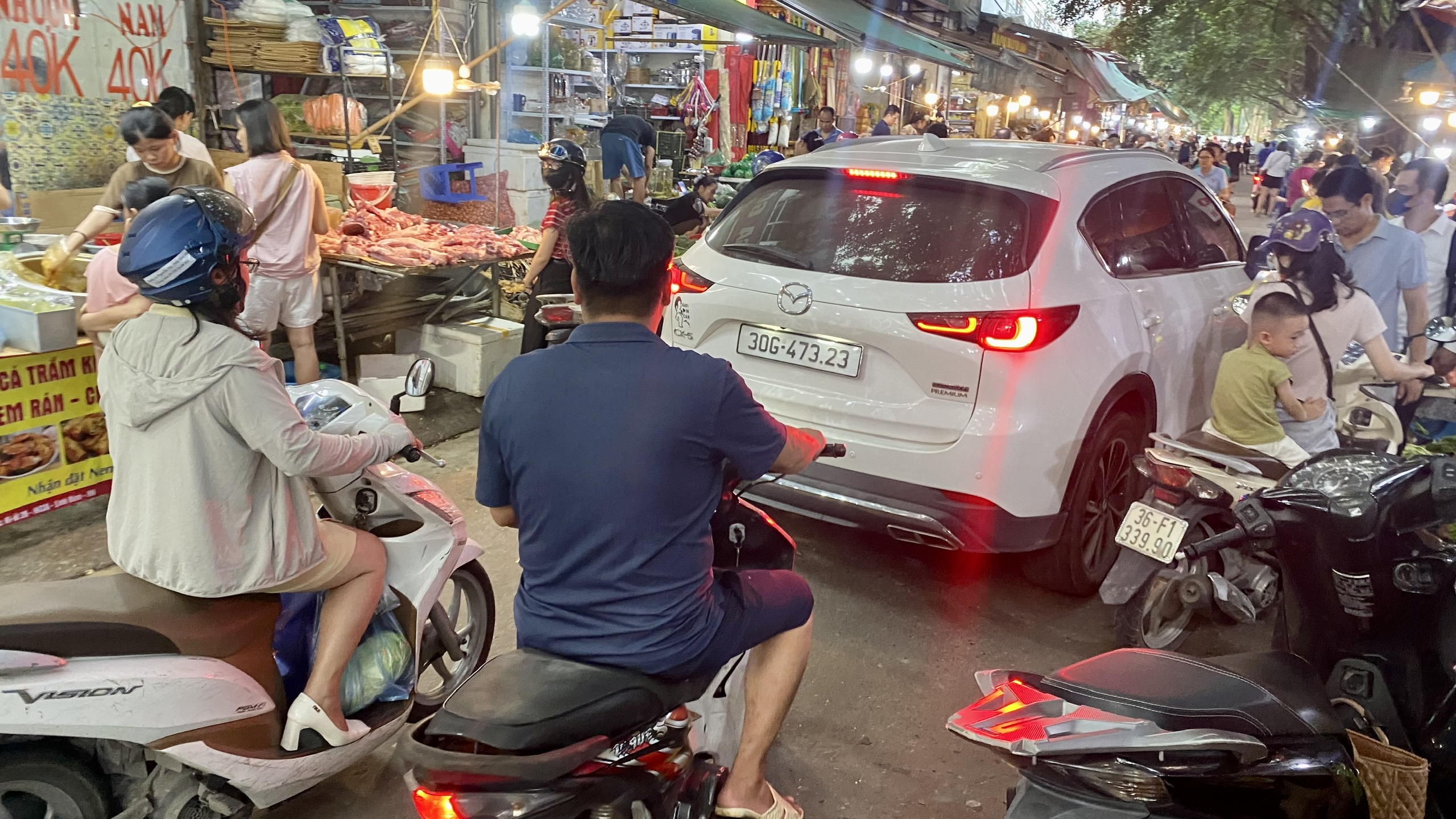 Bao giờ dẹp được chợ c&oacute;c, chợ tạm tr&ecirc;n địa b&agrave;n H&agrave; Nội?- Ảnh 11.