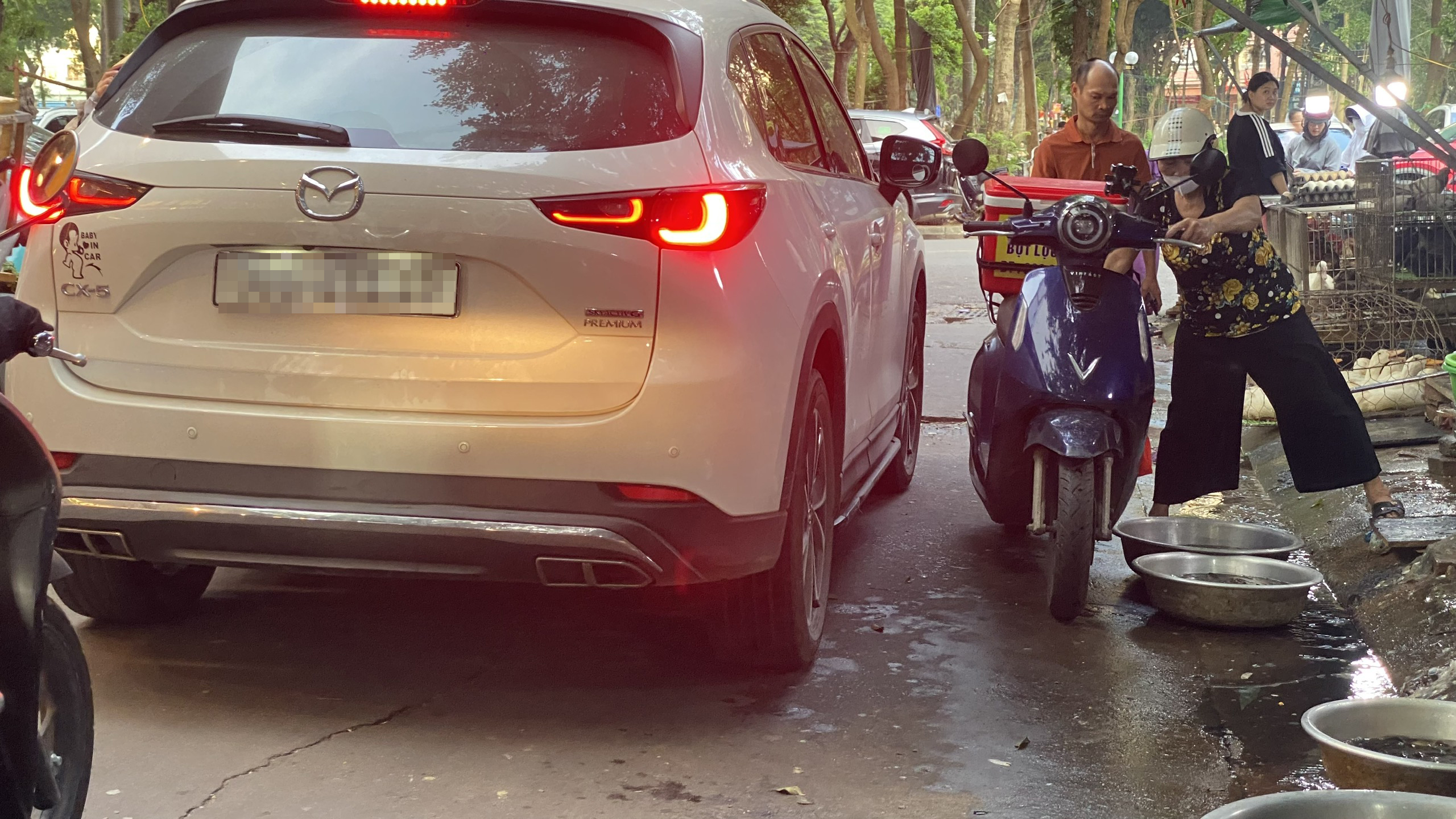 Bao giờ dẹp được chợ c&oacute;c, chợ tạm tr&ecirc;n địa b&agrave;n H&agrave; Nội?- Ảnh 9.