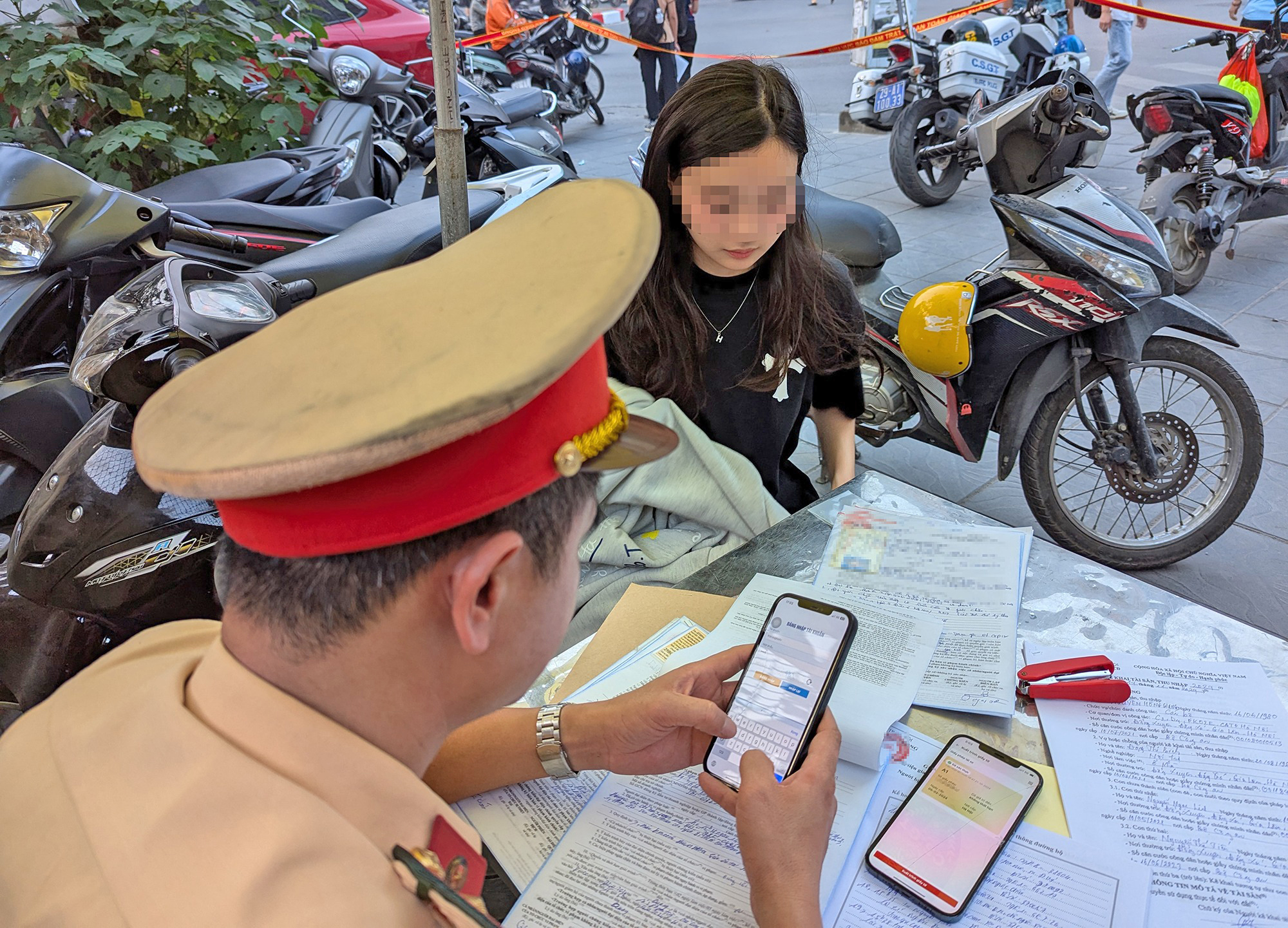 Khi người d&acirc;n ra đường kh&ocirc;ng cần mang theo v&iacute; giấy tờ- Ảnh 1.