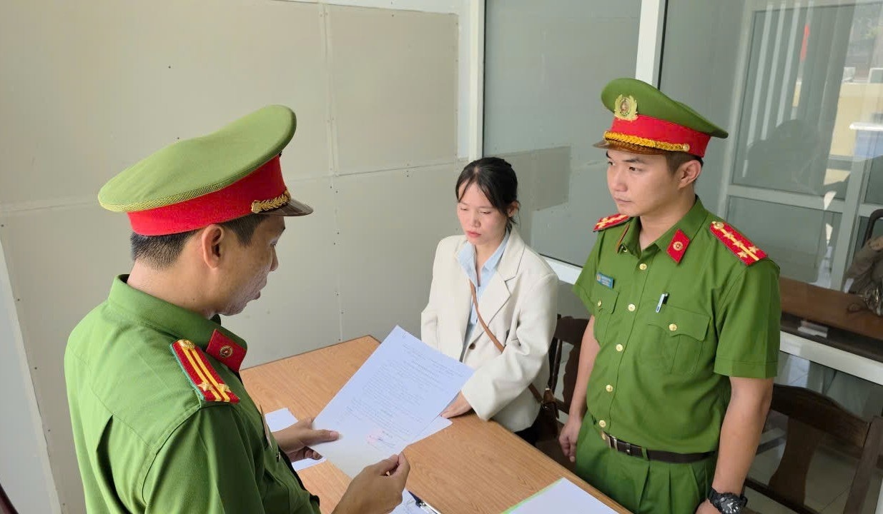 Nh&acirc;n vi&ecirc;n ng&acirc;n h&agrave;ng l&ecirc;n mạng đặt l&agrave;m sổ đỏ giả, lập hồ sơ vay vốn chiếm đoạt 1,7 tỷ đồng- Ảnh 1.