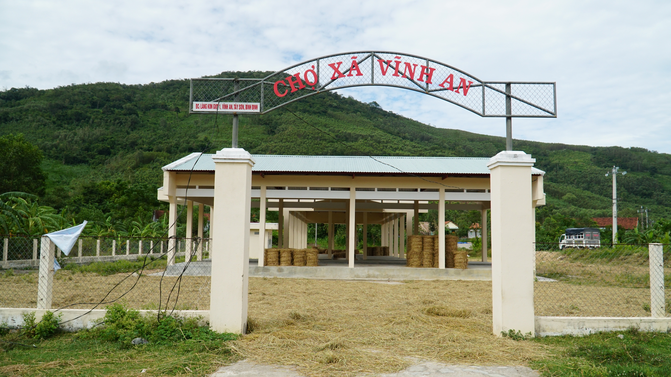 Gia Lai: Chợ tiền tỷ bỏ hoang, người d&acirc;n tận dụng... phơi rơm rạ- Ảnh 1.