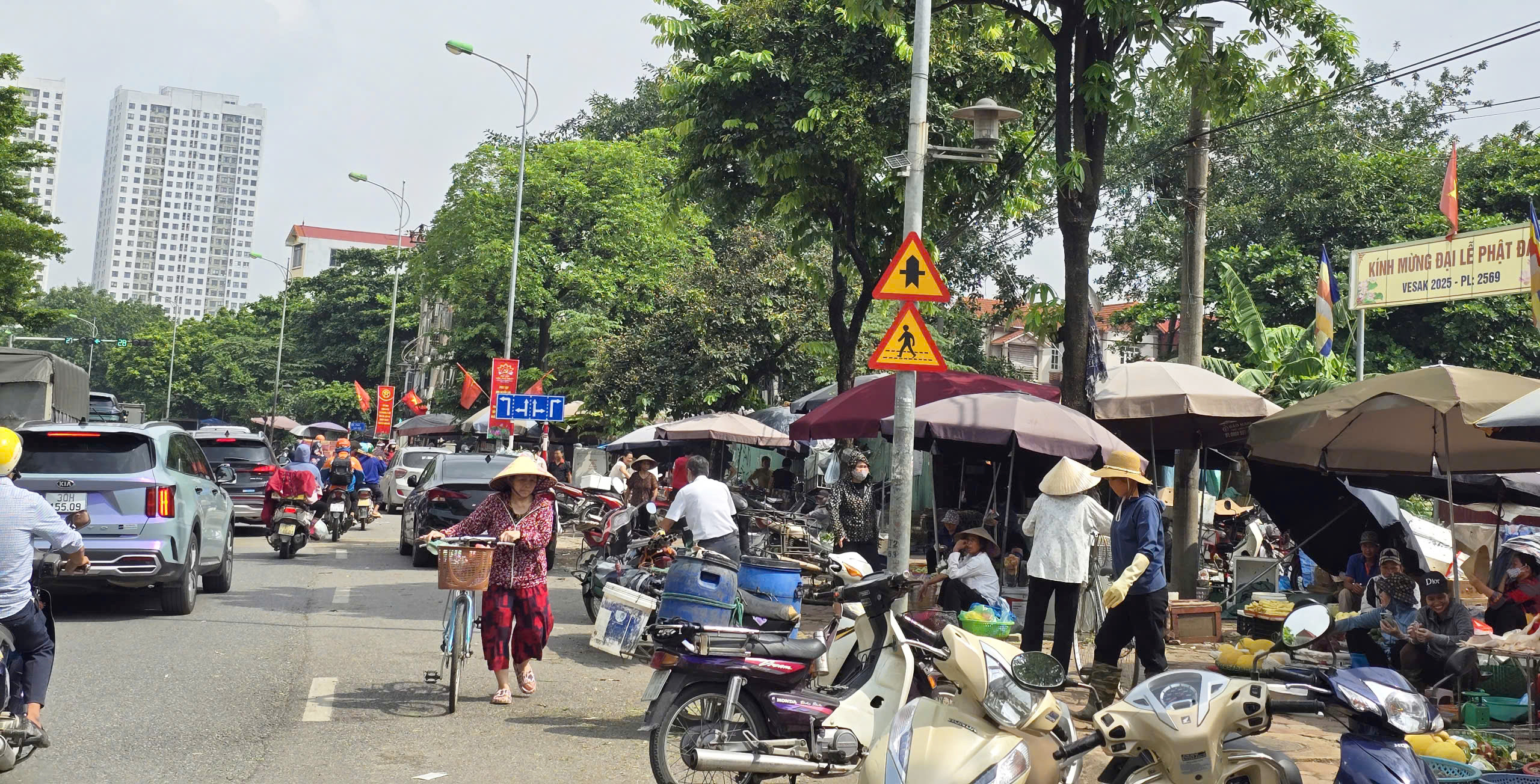 Bao giờ dẹp được chợ c&oacute;c, chợ tạm tr&ecirc;n địa b&agrave;n H&agrave; Nội?- Ảnh 13.