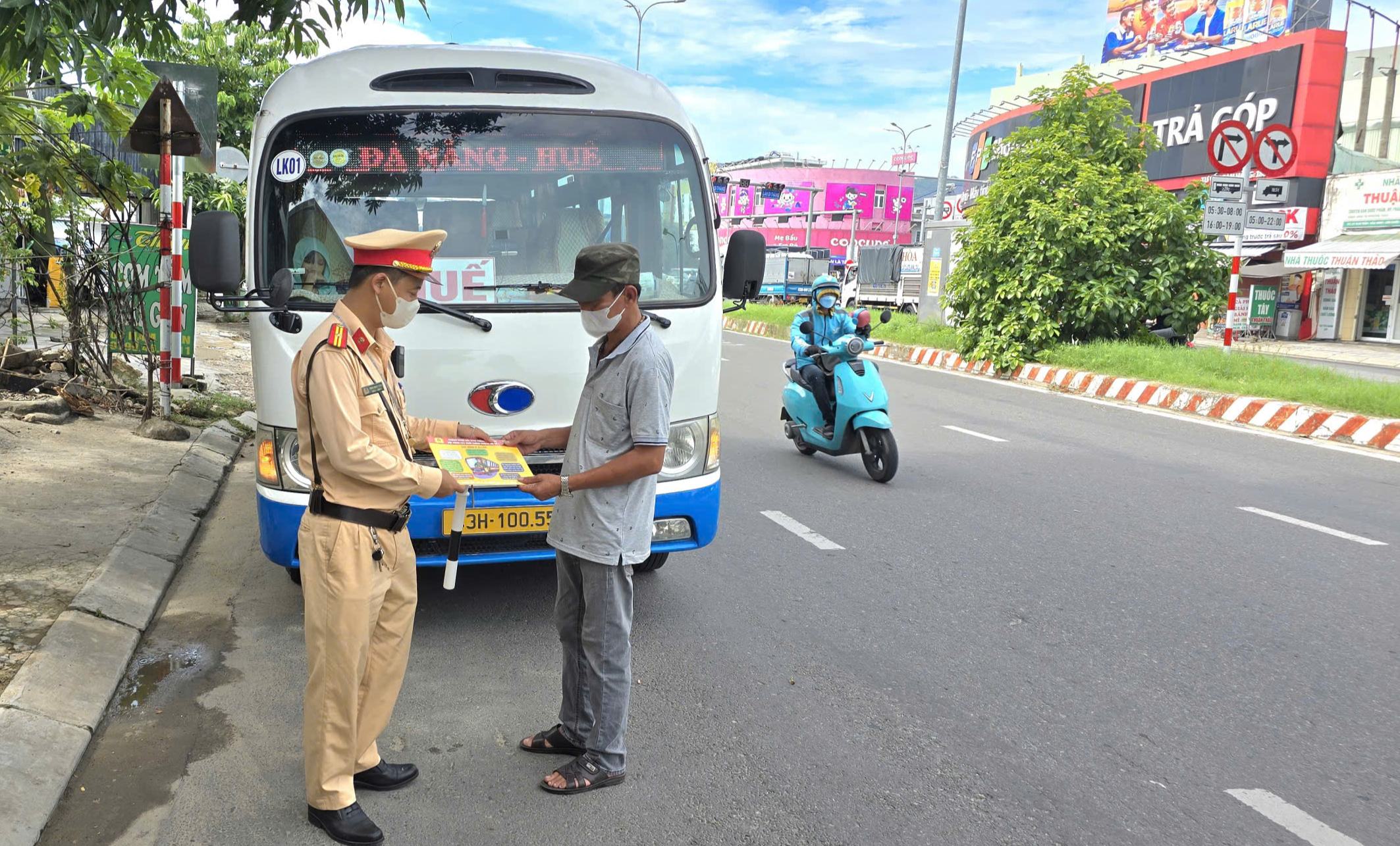 Đà Nẵng tăng cường xử lý xe khách, xe hợp đồng vi phạm- Ảnh 3. Đà Nẵng tăng cường xử lý xe khách, xe hợp đồng vi phạm- Ảnh 3.
