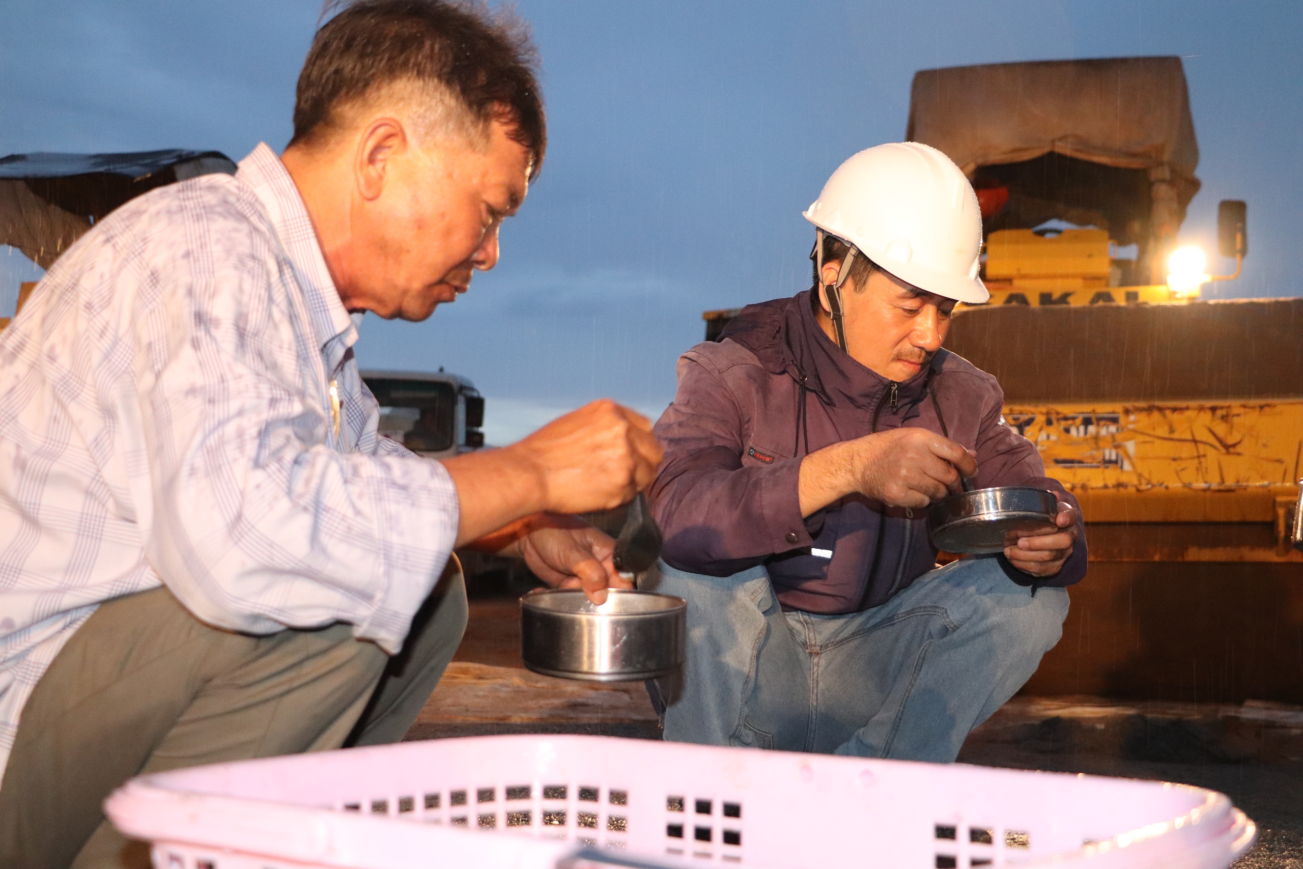 Nắng lửa, mưa dầm, c&ocirc;ng nh&acirc;n vẫn b&aacute;m trụ c&ocirc;ng trường cao tốc miền T&acirc;y- Ảnh 5.