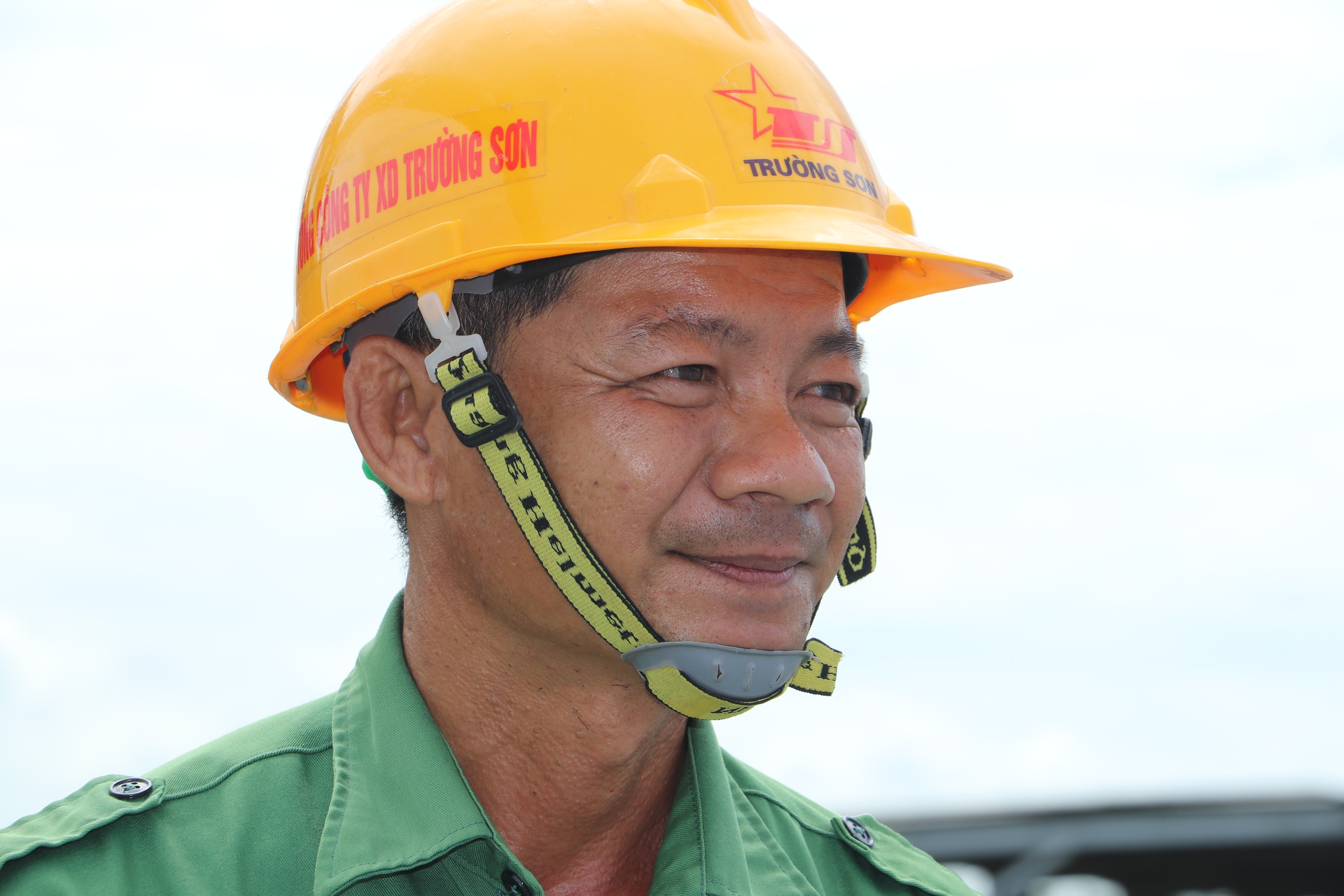 Nắng lửa, mưa dầm, c&ocirc;ng nh&acirc;n vẫn b&aacute;m trụ c&ocirc;ng trường cao tốc miền T&acirc;y- Ảnh 2.