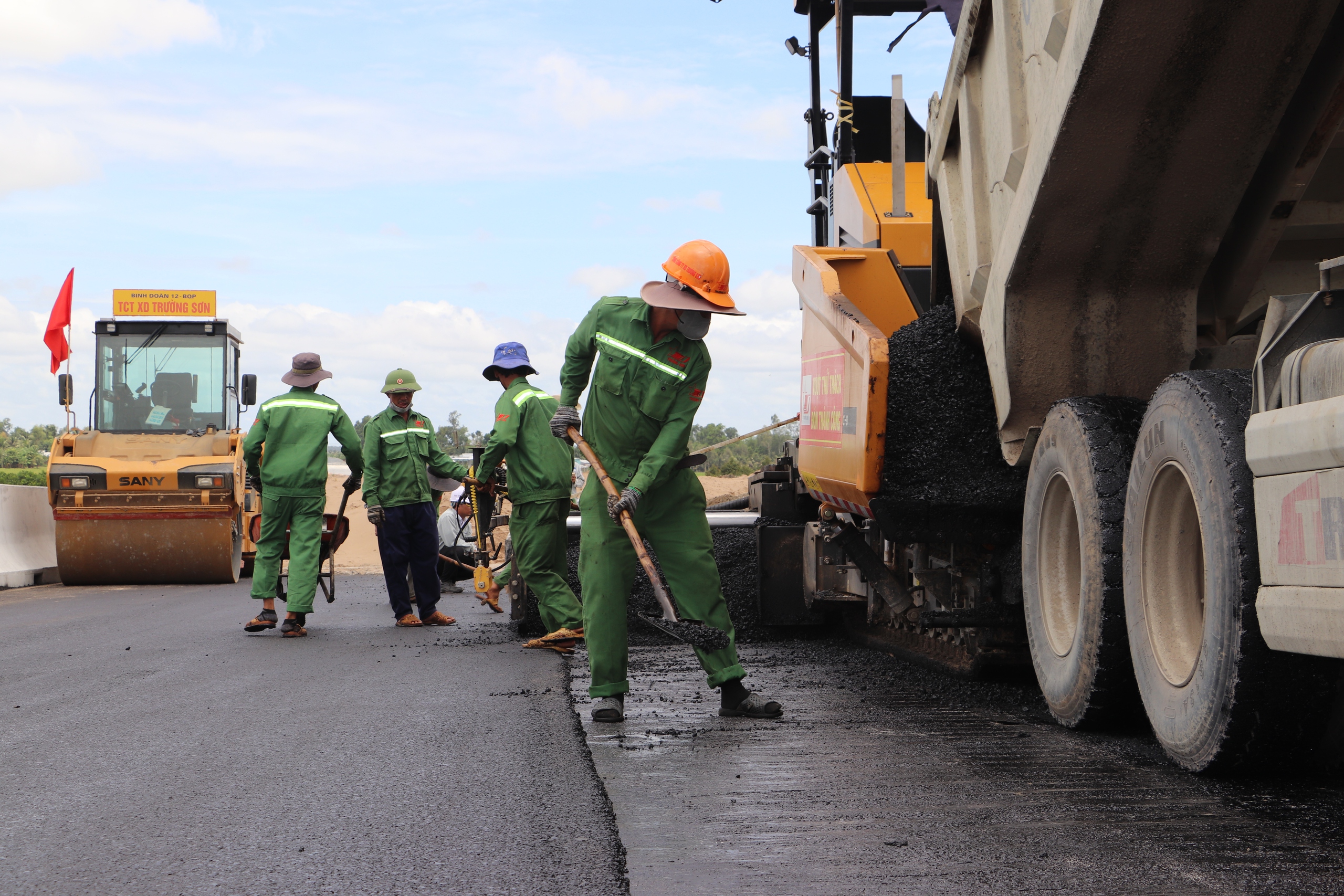 Nắng lửa, mưa dầm, c&ocirc;ng nh&acirc;n vẫn b&aacute;m trụ c&ocirc;ng trường cao tốc miền T&acirc;y- Ảnh 3.