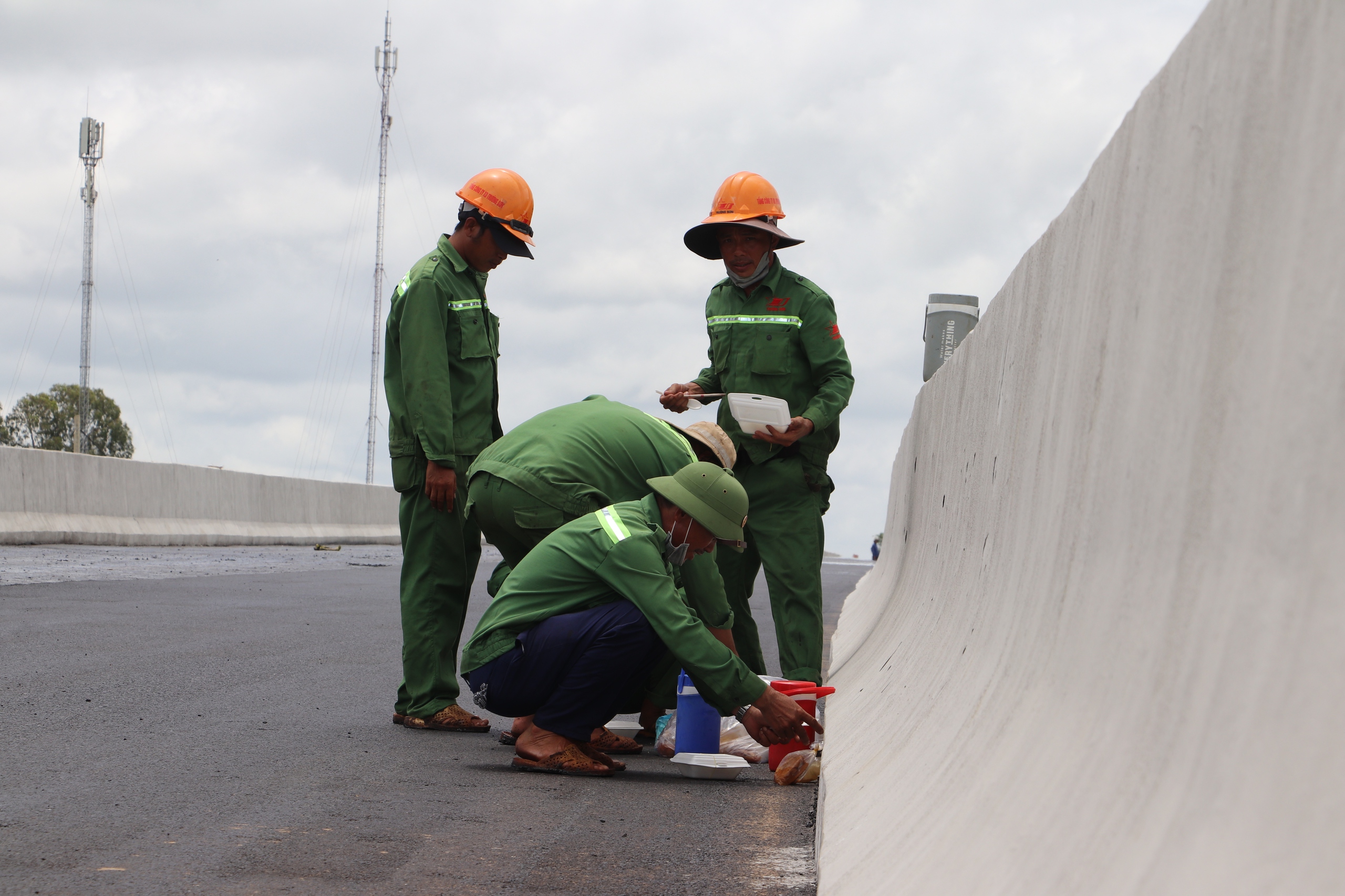 Nắng lửa, mưa dầm, c&ocirc;ng nh&acirc;n vẫn b&aacute;m trụ c&ocirc;ng trường cao tốc miền T&acirc;y- Ảnh 4.