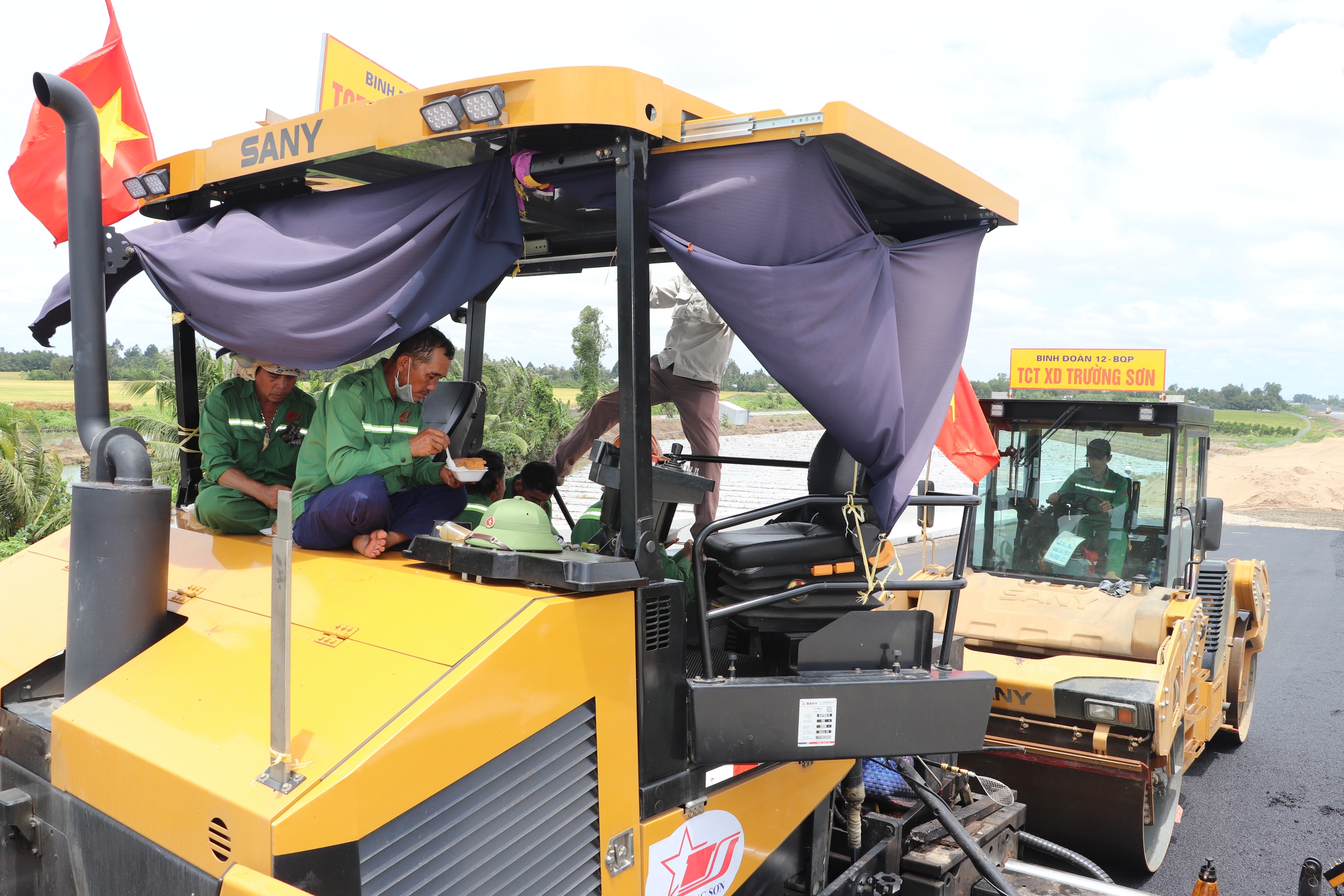 Nắng lửa, mưa dầm, c&ocirc;ng nh&acirc;n vẫn b&aacute;m trụ c&ocirc;ng trường cao tốc miền T&acirc;y- Ảnh 6.