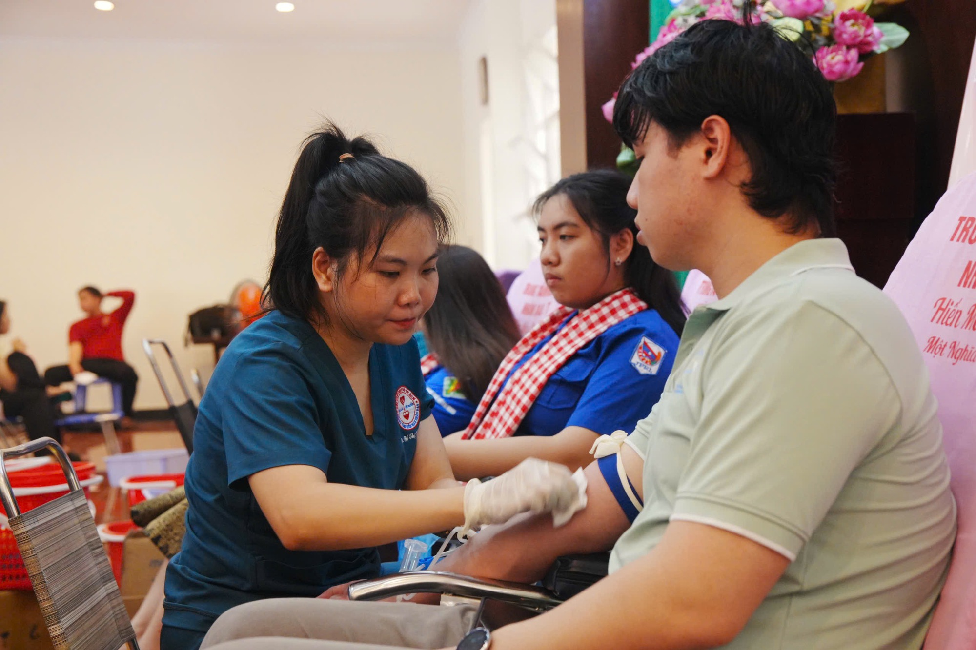 Cảnh b&aacute;o thủ đoạn giả mạo c&aacute;n bộ y tế lừa đảo người hiến m&aacute;u tại TP.HCM- Ảnh 1.