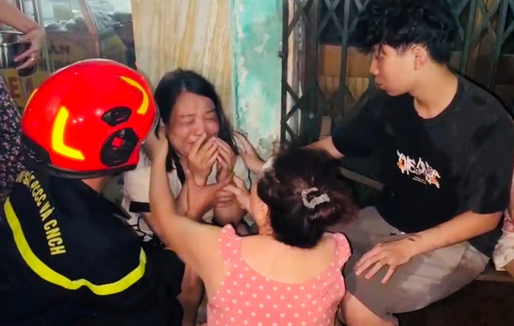 Hải Ph&ograve;ng: Giải cứu 5 người mắc kẹt trong ng&ocirc;i nh&agrave; ch&aacute;y l&uacute;c rạng s&aacute;ng- Ảnh 2.