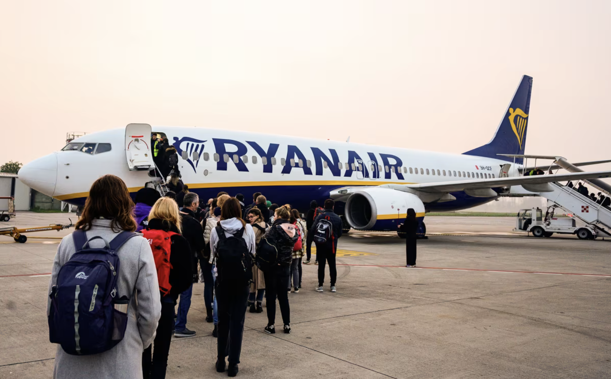 H&atilde;ng bay lớn nhất ch&acirc;u &Acirc;u thưởng tiền cho nh&acirc;n vi&ecirc;n ph&aacute;t hiện kh&aacute;ch mang h&agrave;nh l&yacute; qu&aacute; cỡ- Ảnh 1.