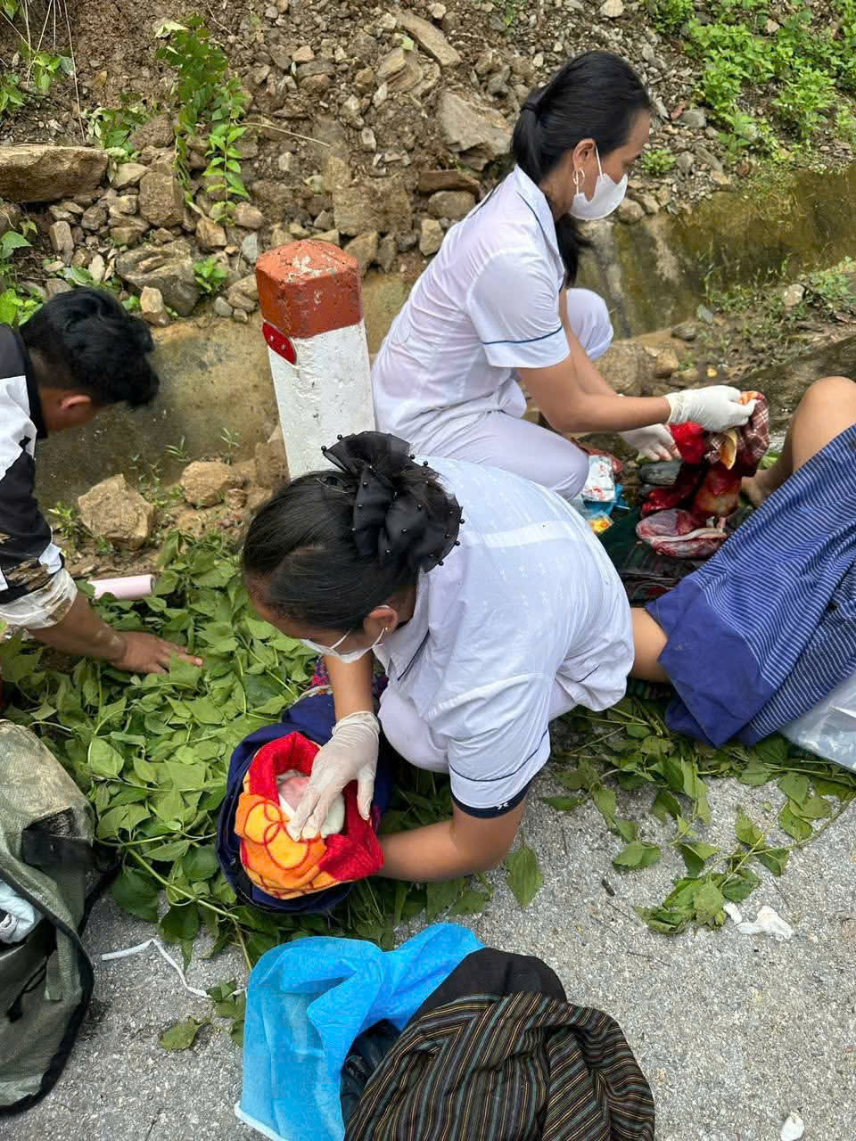 Sạt lở c&ocirc; lập bản v&ugrave;ng cao, sản phụ "vượt cạn" sinh con tr&ecirc;n đường- Ảnh 4.