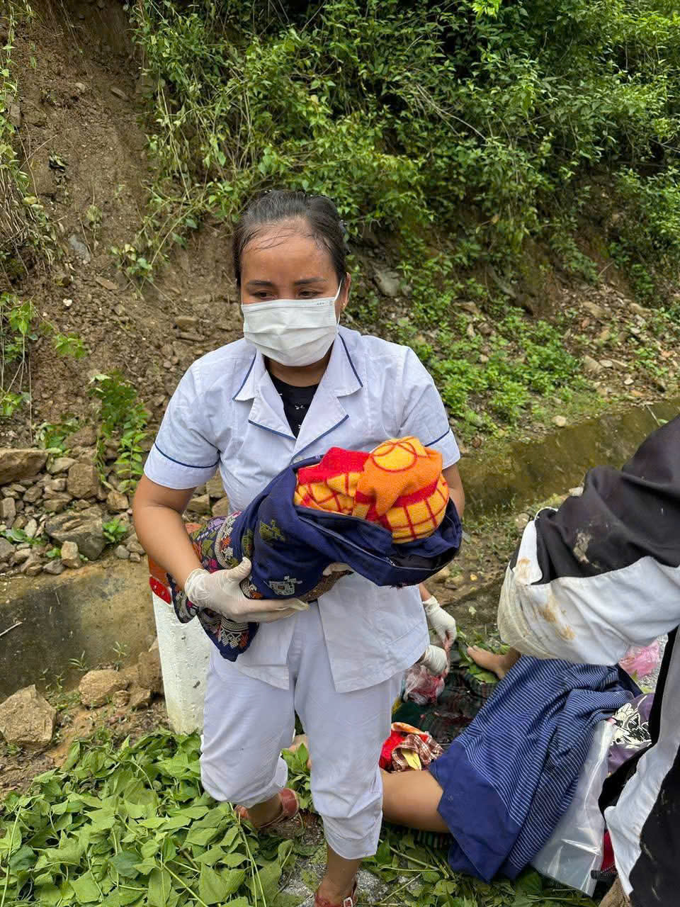 Sạt lở c&ocirc; lập bản v&ugrave;ng cao, sản phụ "vượt cạn" sinh con tr&ecirc;n đường- Ảnh 3.