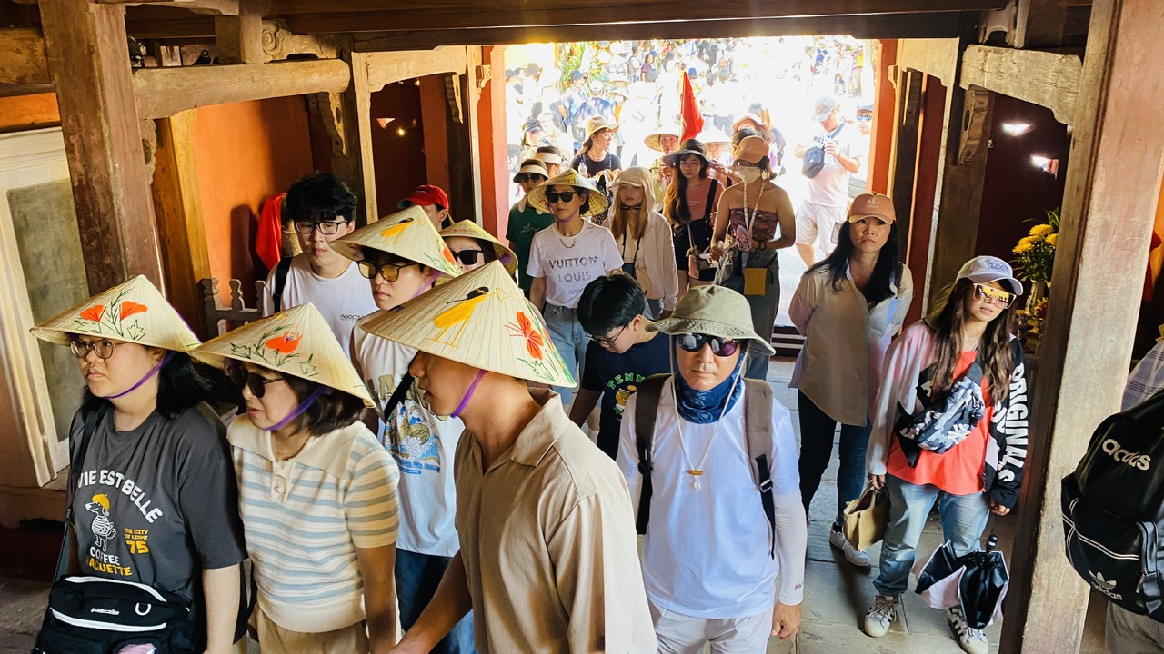 Đ&agrave; Nẵng ki&ecirc;n quyết xử l&yacute; người b&aacute;n h&agrave;ng rong đeo b&aacute;m, ch&egrave;o k&eacute;o du kh&aacute;ch- Ảnh 2.