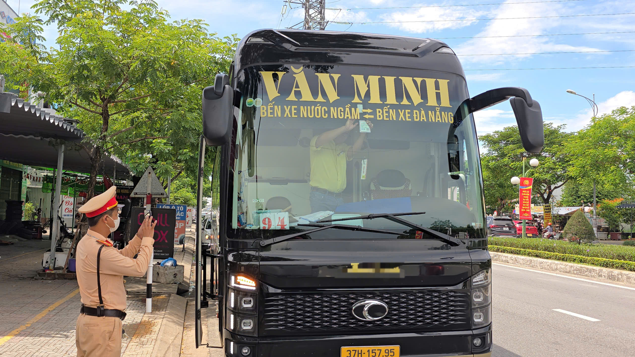 Đà Nẵng tăng cường xử lý xe khách, xe hợp đồng vi phạm- Ảnh 1. Đà Nẵng tăng cường xử lý xe khách, xe hợp đồng vi phạm- Ảnh 1.