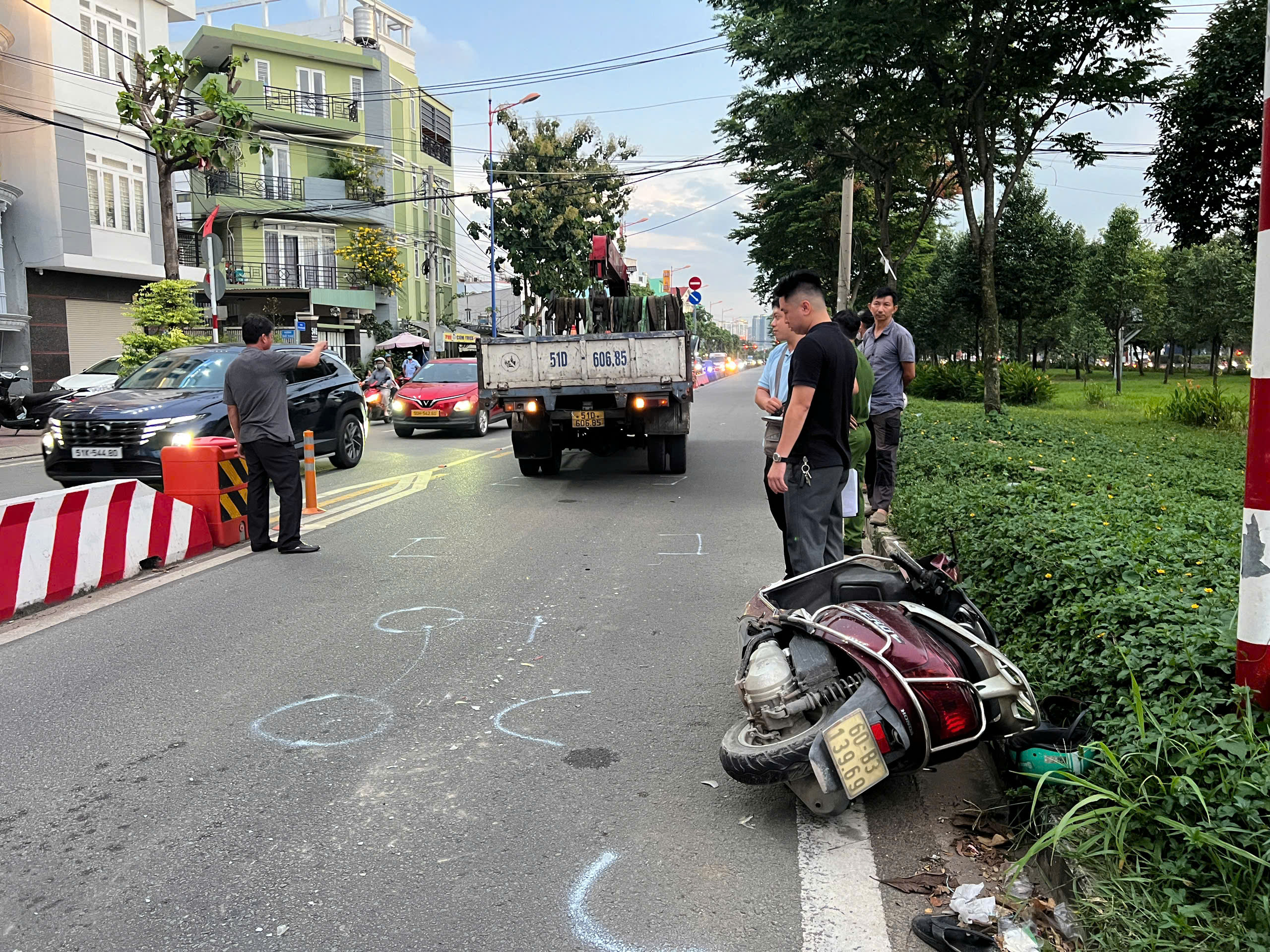Xe m&aacute;y t&ocirc;ng đu&ocirc;i xe tải đang l&ugrave;i, người đ&agrave;n &ocirc;ng tử vong- Ảnh 1.
