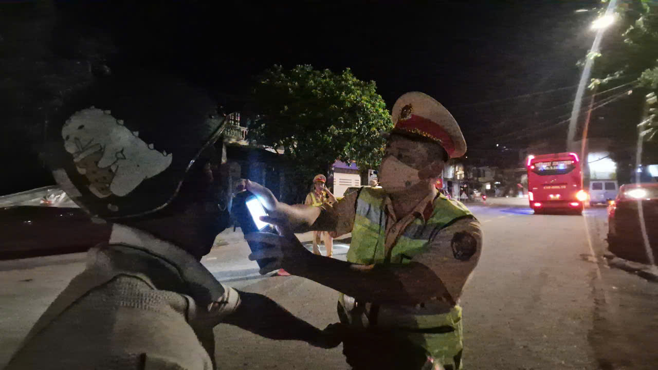 Tài xế ngỡ ngàng khi cảnh sát giao thông Cao Bằng mật phục xử lý lúc vừa rời quán nhậu- Ảnh 6. Tài xế ngỡ ngàng khi cảnh sát giao thông Cao Bằng mật phục xử lý lúc vừa rời quán nhậu- Ảnh 6.