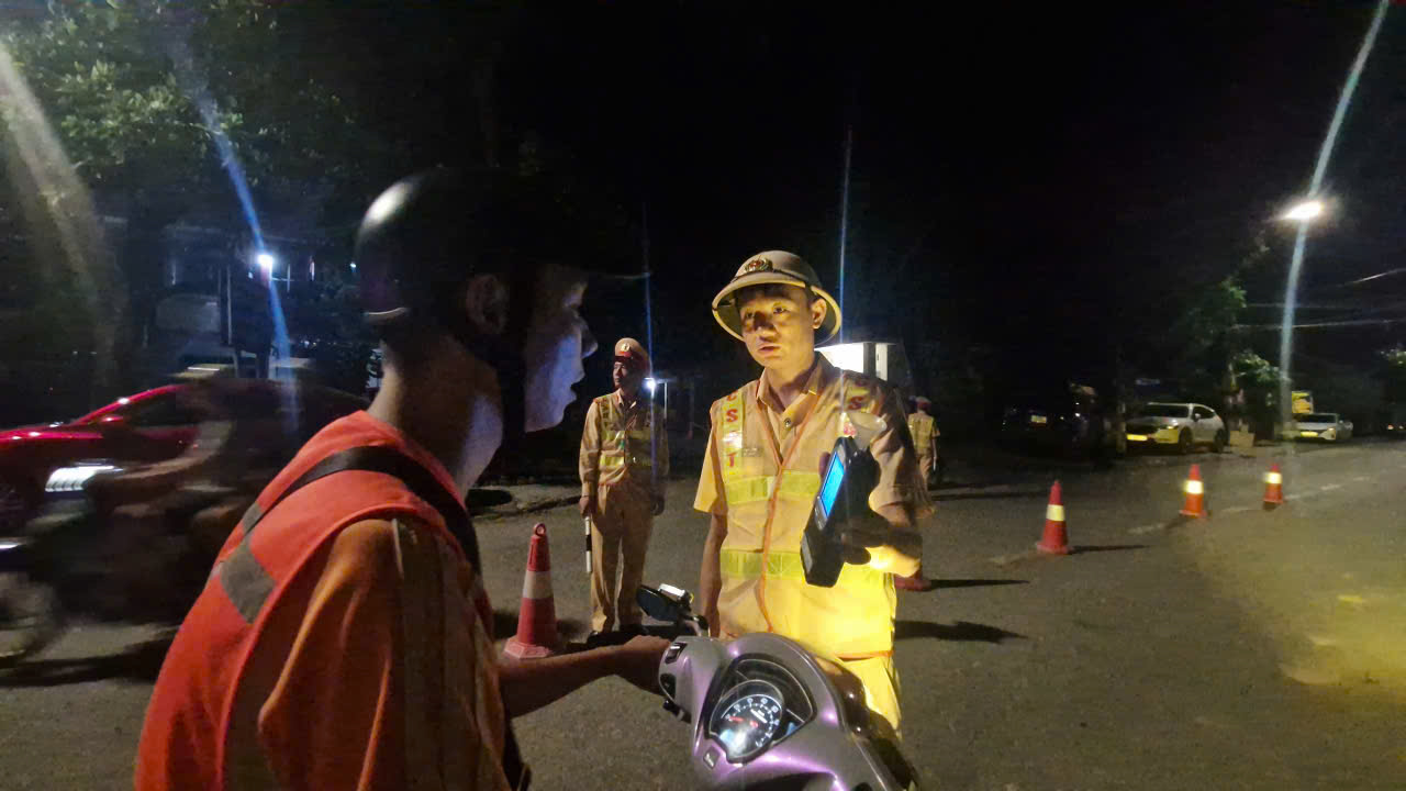 Tài xế ngỡ ngàng khi cảnh sát giao thông Cao Bằng mật phục xử lý lúc vừa rời quán nhậu- Ảnh 4. Tài xế ngỡ ngàng khi cảnh sát giao thông Cao Bằng mật phục xử lý lúc vừa rời quán nhậu- Ảnh 4.