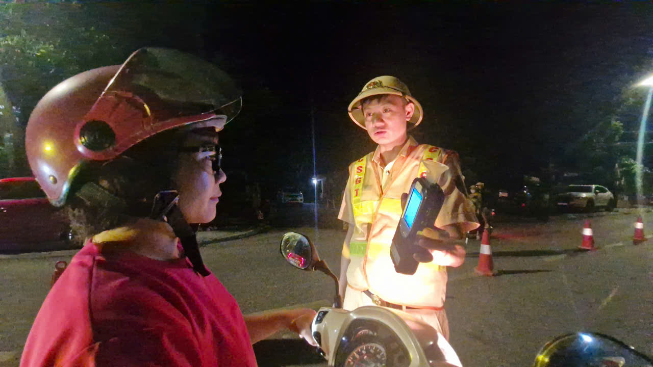 Tài xế ngỡ ngàng khi cảnh sát giao thông Cao Bằng mật phục xử lý lúc vừa rời quán nhậu- Ảnh 7. Tài xế ngỡ ngàng khi cảnh sát giao thông Cao Bằng mật phục xử lý lúc vừa rời quán nhậu- Ảnh 7.