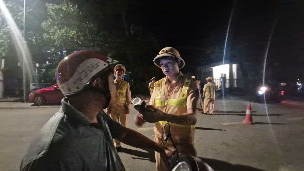 Tài xế ngỡ ngàng khi cảnh sát giao thông Cao Bằng mật phục xử lý lúc vừa rời quán nhậu- Ảnh 5. Tài xế ngỡ ngàng khi cảnh sát giao thông Cao Bằng mật phục xử lý lúc vừa rời quán nhậu- Ảnh 5.