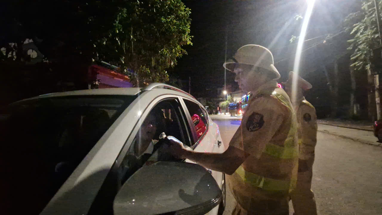 Tài xế ngỡ ngàng khi cảnh sát giao thông Cao Bằng mật phục xử lý lúc vừa rời quán nhậu- Ảnh 10. Tài xế ngỡ ngàng khi cảnh sát giao thông Cao Bằng mật phục xử lý lúc vừa rời quán nhậu- Ảnh 10.