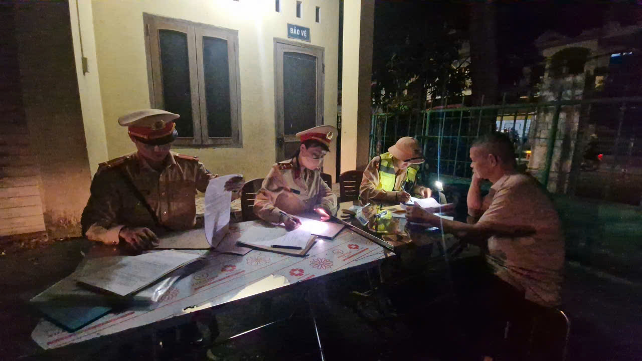 Tài xế ngỡ ngàng khi cảnh sát giao thông Cao Bằng mật phục xử lý lúc vừa rời quán nhậu- Ảnh 9. Tài xế ngỡ ngàng khi cảnh sát giao thông Cao Bằng mật phục xử lý lúc vừa rời quán nhậu- Ảnh 9.