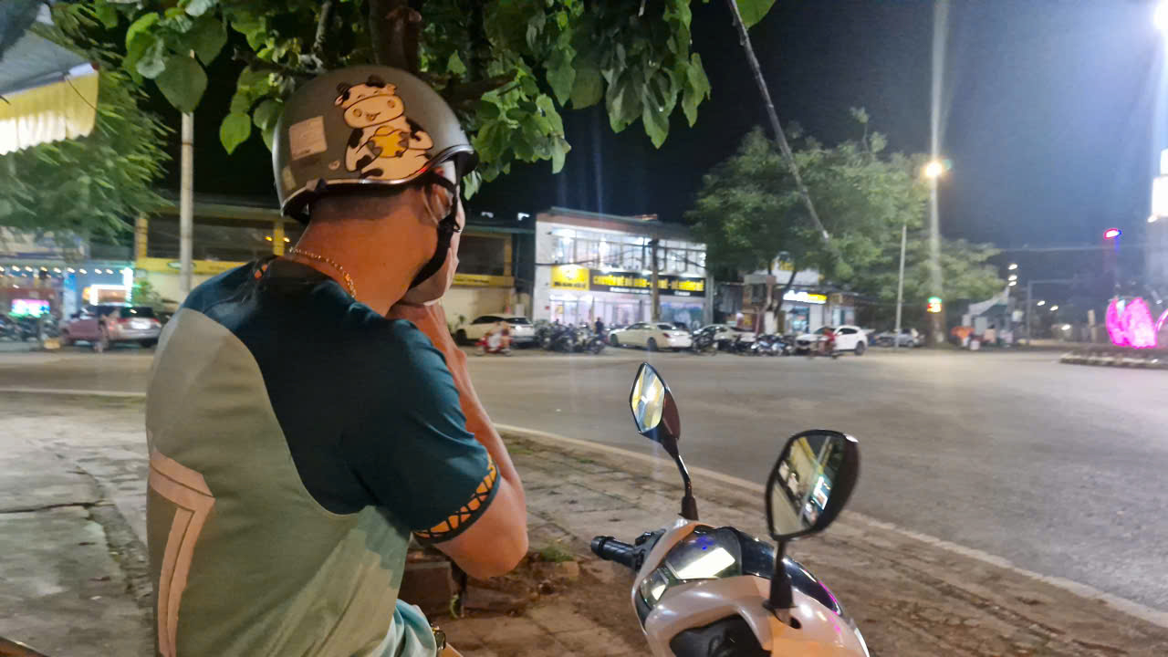 Tài xế ngỡ ngàng khi cảnh sát giao thông Cao Bằng mật phục xử lý lúc vừa rời quán nhậu- Ảnh 2. Tài xế ngỡ ngàng khi cảnh sát giao thông Cao Bằng mật phục xử lý lúc vừa rời quán nhậu- Ảnh 2.