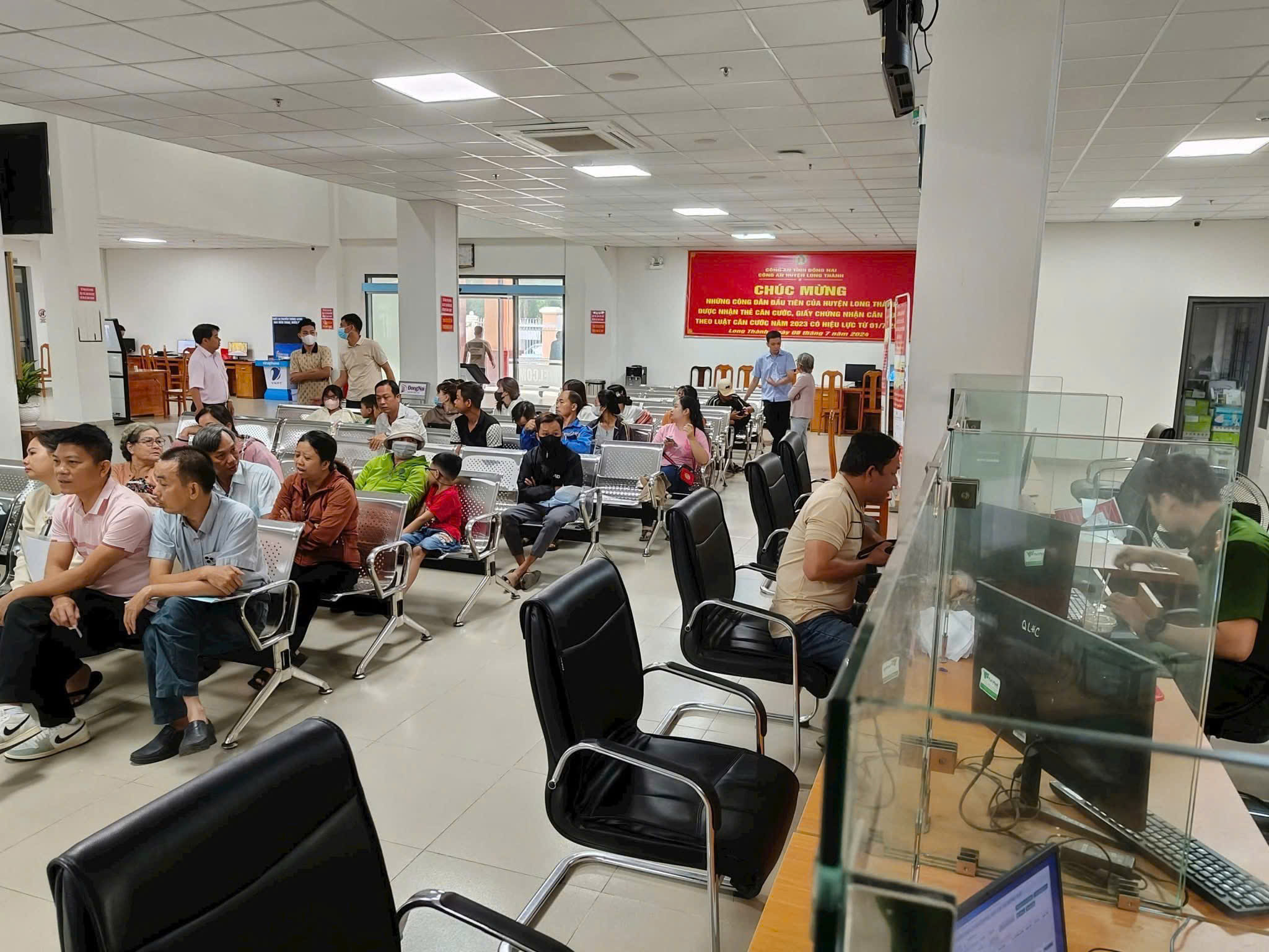 Đồng Nai: C&ocirc;ng bố 45 điểm cấp căn cước, 95 số điện thoại trưởng c&ocirc;ng an phường x&atilde; mới- Ảnh 1.