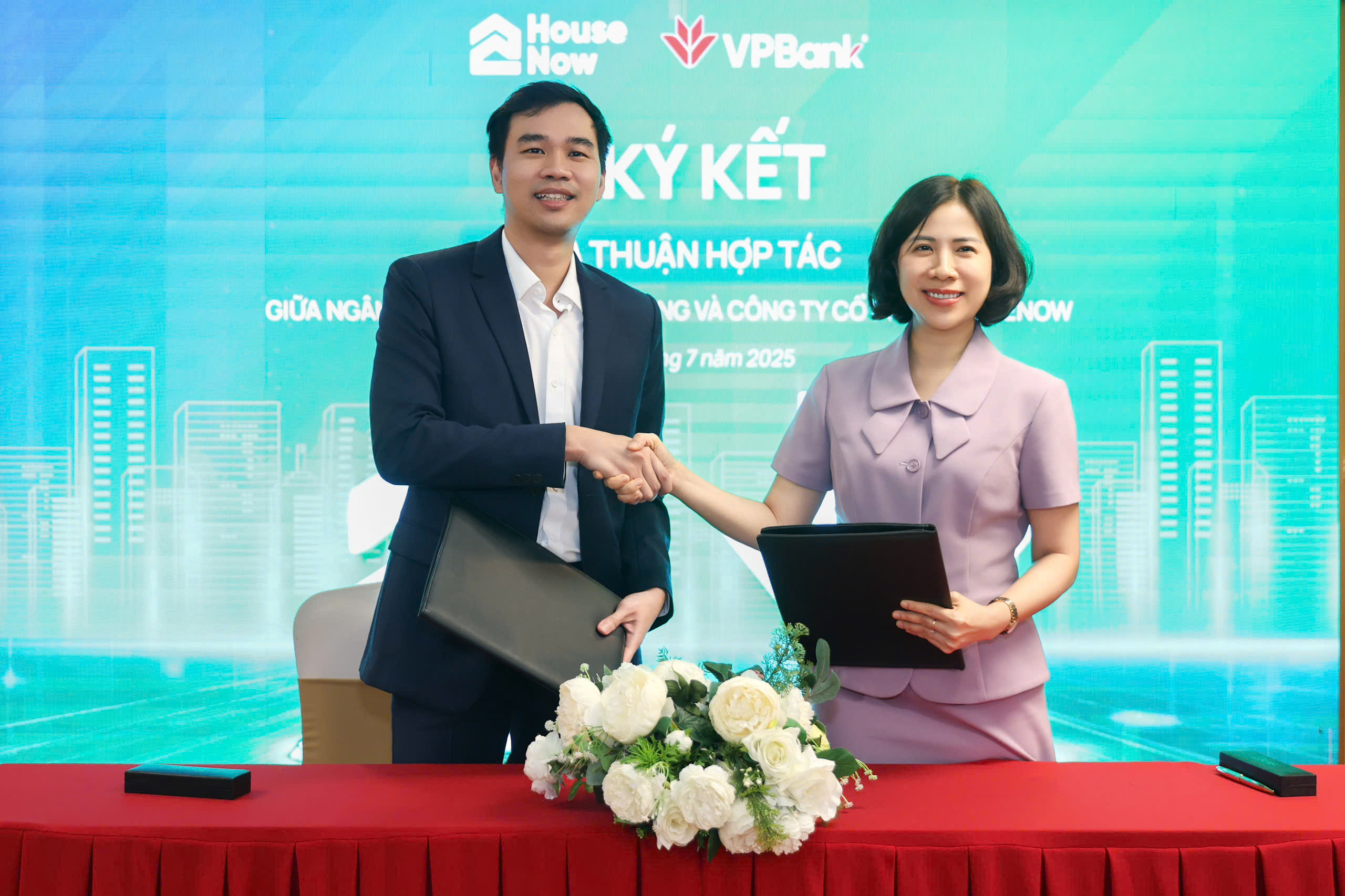 Đại diện VPBank v&agrave; HouseNow tại Lễ k&yacute; kết
