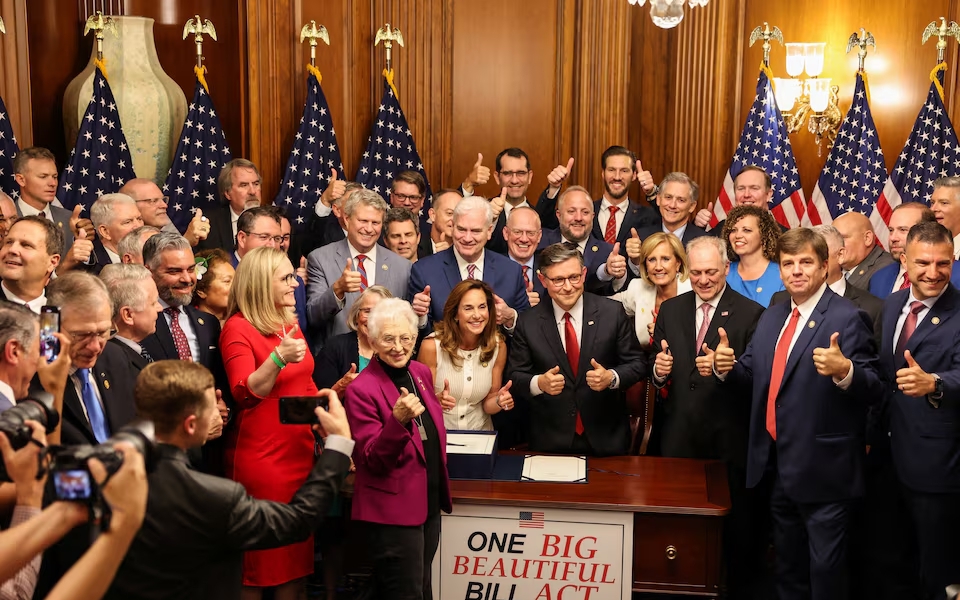 Quốc hội Mỹ th&ocirc;ng qua dự luật cắt giảm thuế v&agrave; chi ti&ecirc;u quy m&ocirc; lớn của &ocirc;ng Trump