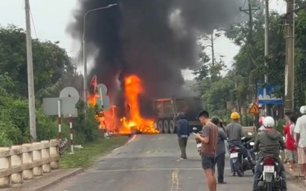 Khoảng 200 cảnh sát, 29 xe cứu hỏa dập đám cháy nhà kho ở TP.HCM- Ảnh 1. Đồng Nai: Hai xe đầu kéo bốc cháy dữ dội sau va chạm trên đường tỉnh 769