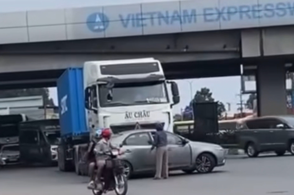 X&aacute;c minh vụ xe container đẩy &ocirc; t&ocirc; 5 chỗ gần 100m tr&ecirc;n QL51- Ảnh 1.