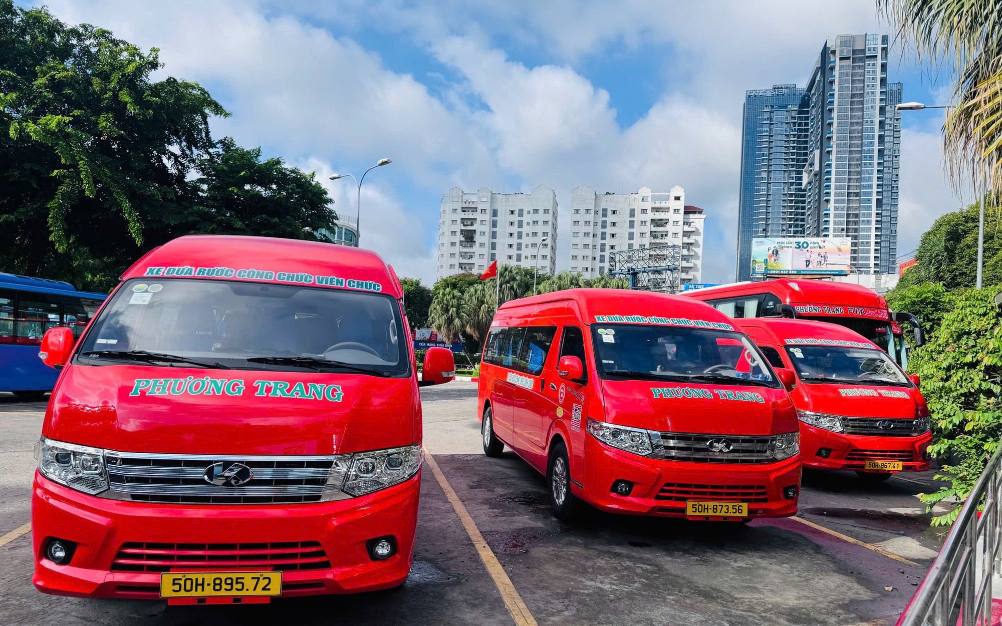 Xe đưa đ&oacute;n c&aacute;n bộ, c&ocirc;ng chức về TP.HCM l&agrave;m việc đ&atilde; kh&ocirc;ng c&ograve;n vắng kh&aacute;ch