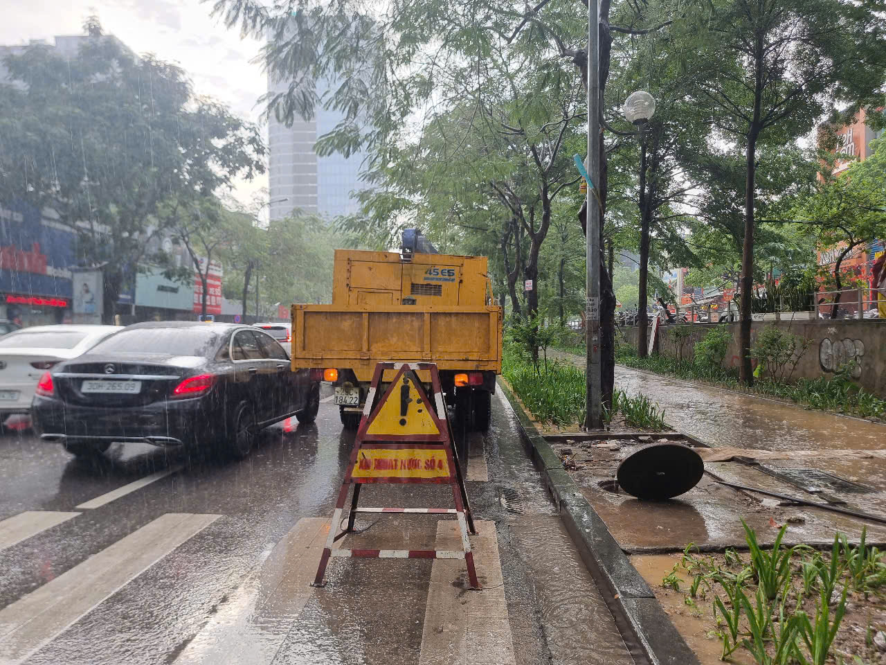 H&agrave; Nội mưa lớn, nguy cơ ngập &uacute;ng tại nhiều điểm- Ảnh 1.