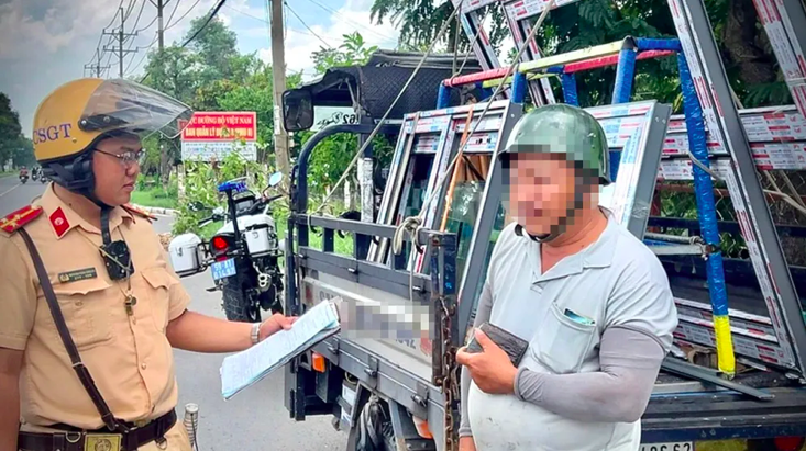 CSGT TP.HCM tăng cường xử l&yacute; phương tiện chở h&agrave;ng cồng kềnh, qu&aacute; khổ tr&ecirc;n đường- Ảnh 1.