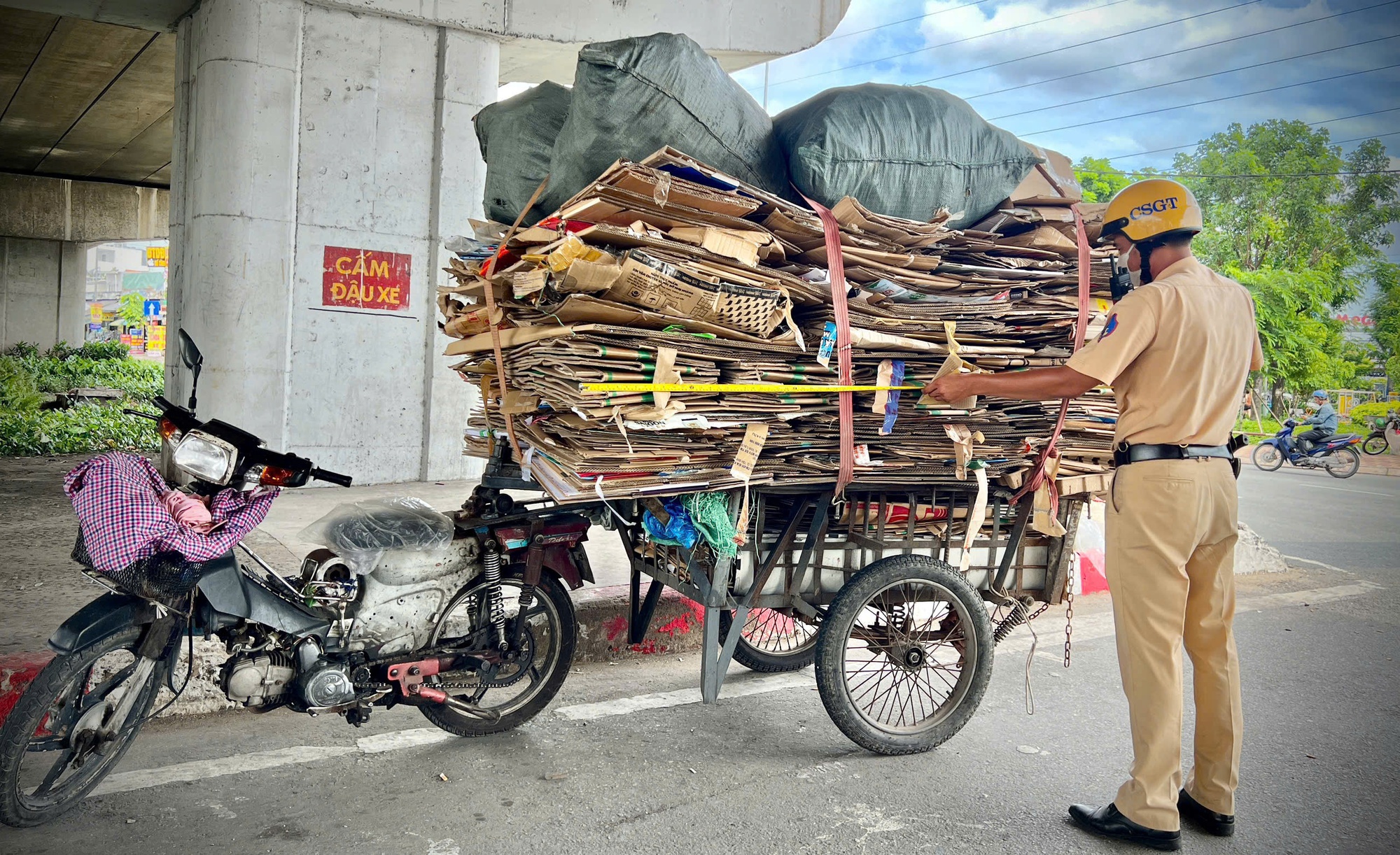 CSGT TP.HCM tăng cường xử l&yacute; phương tiện chở h&agrave;ng cồng kềnh, qu&aacute; khổ tr&ecirc;n đường- Ảnh 2.