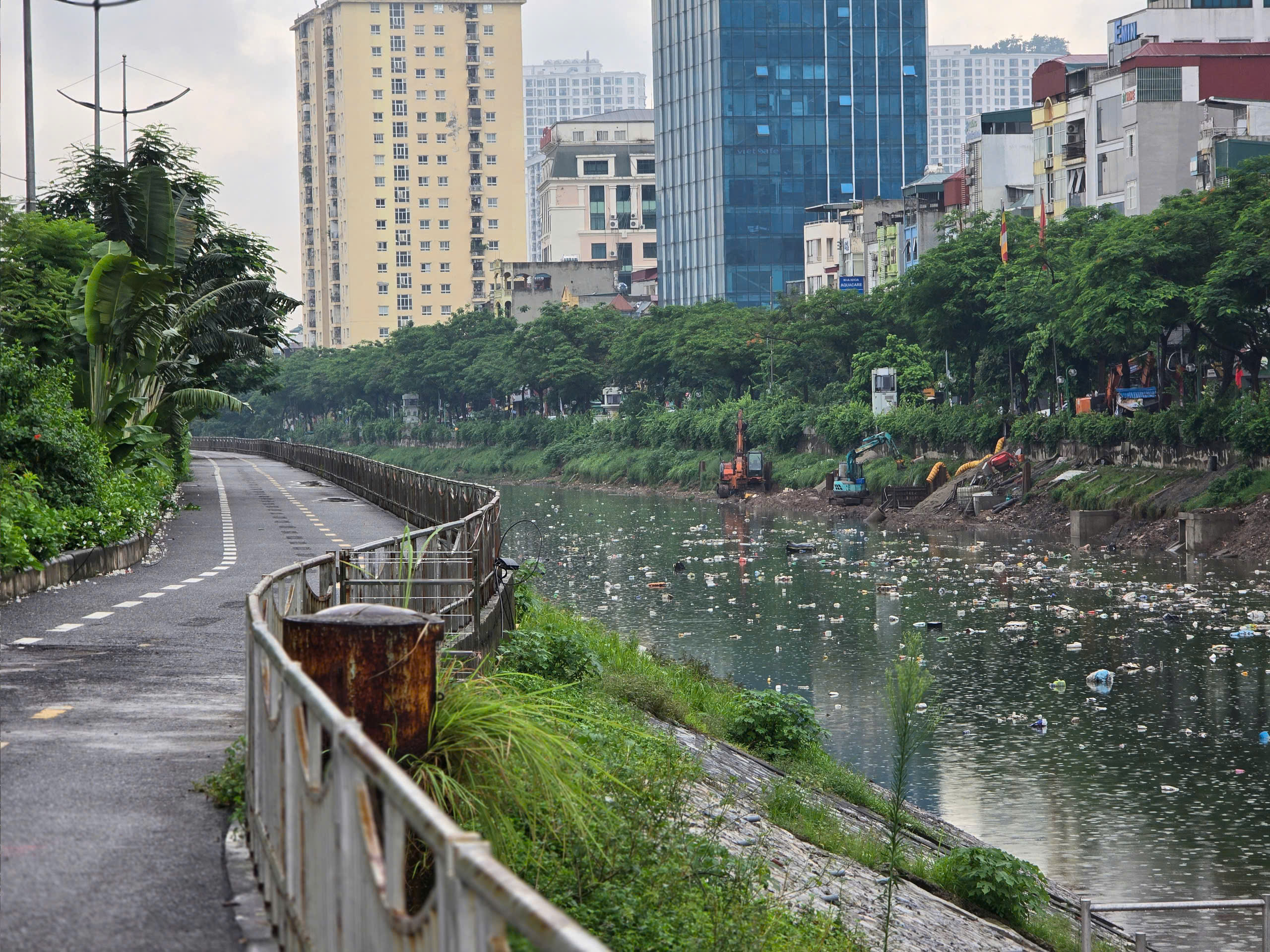H&agrave; Nội: R&aacute;c ngập ngụa mặt s&ocirc;ng T&ocirc; Lịch sau trận mưa lớn- Ảnh 5.