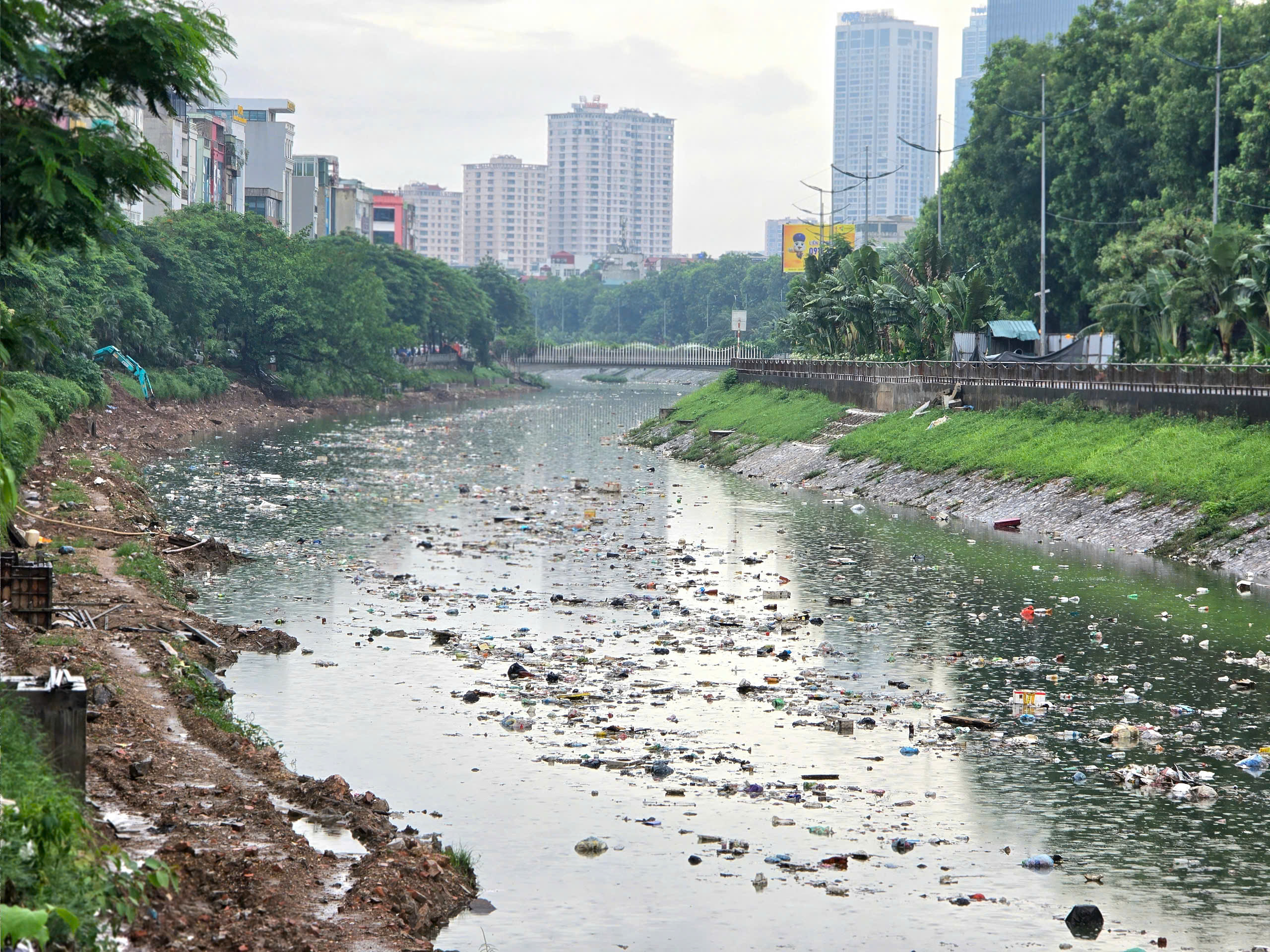 H&agrave; Nội: R&aacute;c ngập ngụa mặt s&ocirc;ng T&ocirc; Lịch sau trận mưa lớn- Ảnh 4.