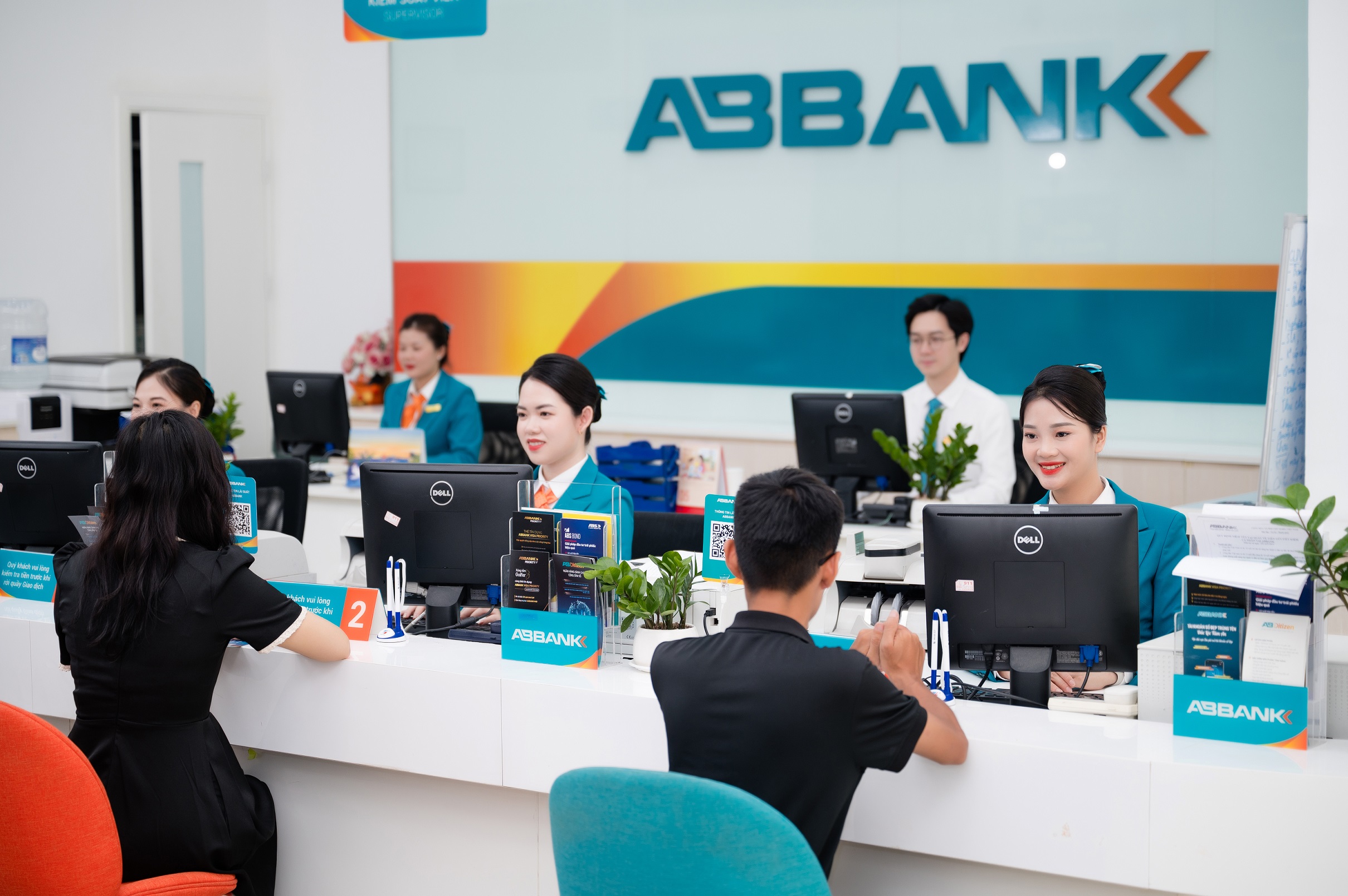 ABBANK hoàn thành hơn 90% kế hoạch năm, các hoạt động kinh doanh bứt phá mạnh mẽ- Ảnh 1. ABBANK hoàn thành hơn 90% kế hoạch năm, các hoạt động kinh doanh bứt phá mạnh mẽ- Ảnh 1.