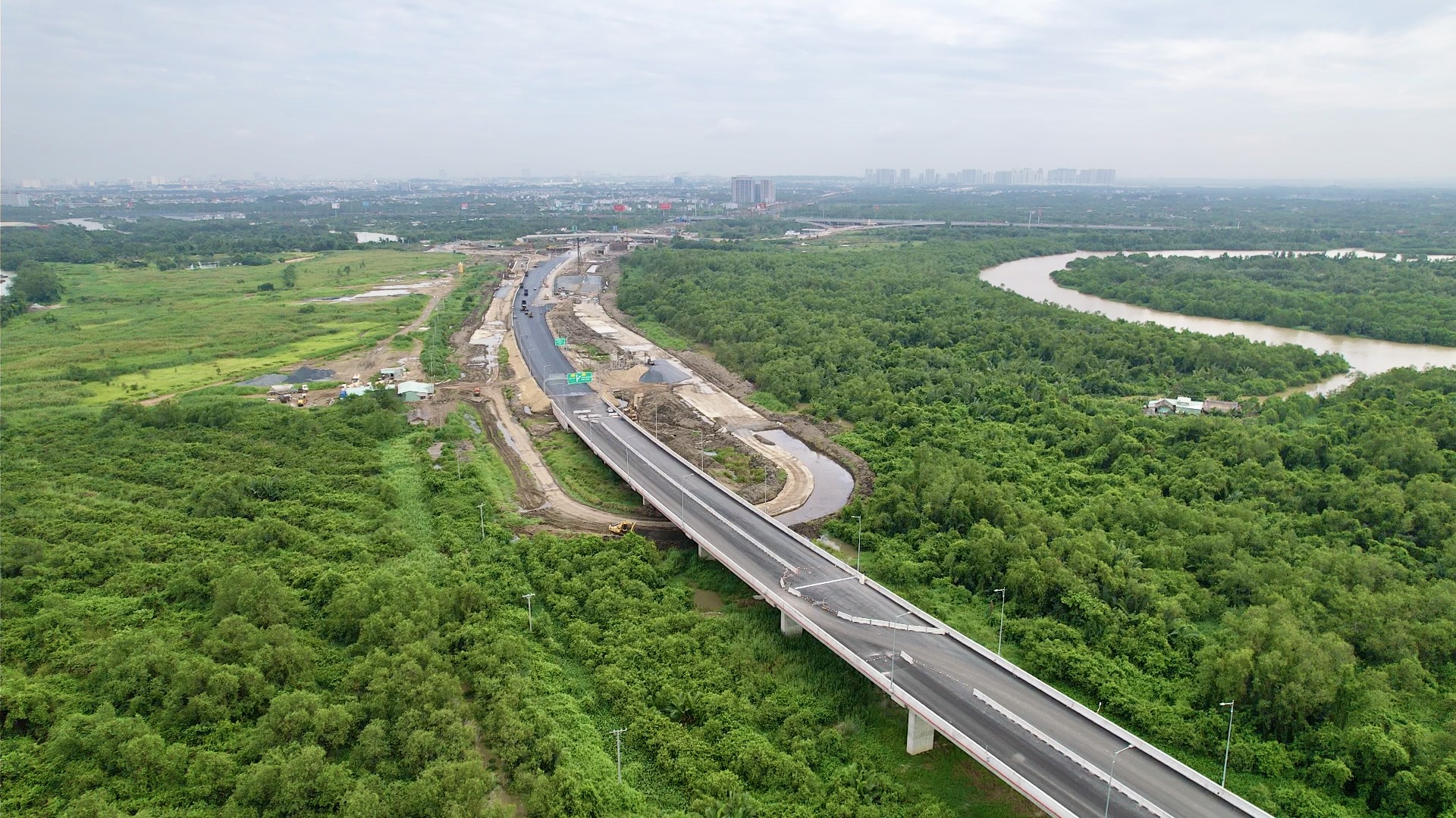 Chạy nước rút trên cầu ngàn tỷ đồng lớn nhất Vành đai 3 TP.HCM trước giờ G 19/8- Ảnh 1. Chạy nước rút trên cầu ngàn tỷ đồng lớn nhất Vành đai 3 TP.HCM trước giờ G 19/8- Ảnh 1.