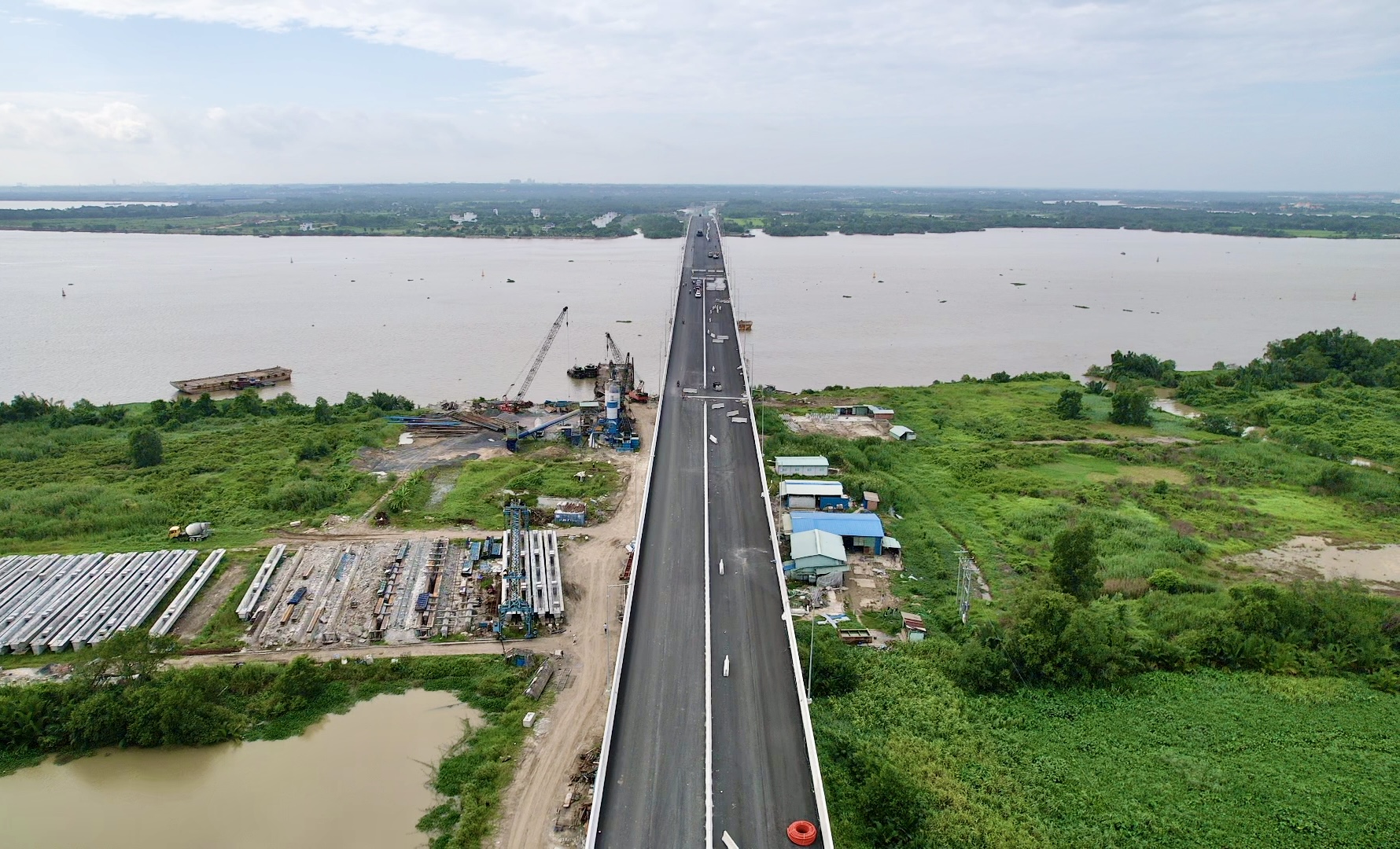 Chạy nước rút trên cầu ngàn tỷ đồng lớn nhất Vành đai 3 TP.HCM trước giờ G 19/8- Ảnh 9. Chạy nước rút trên cầu ngàn tỷ đồng lớn nhất Vành đai 3 TP.HCM trước giờ G 19/8- Ảnh 9.